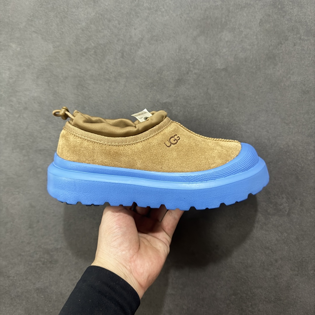 【SP顶级版】UGG 1144096 塔尔曼秋冬羊毛一体雪地靴 原代工厂隆丰A级真羊毛皮一体完全遵循正平正品,精选A级羊皮毛一体材质,内里毛绒如云朵般包裹双脚,白带恒温属性一寒锁温抗冻,股季透气排湿,让双脚时刻处于干爽舒适的状态,轻量化设计搭配柔韧鞋底,每一步都似踩在软垫上,再加上贴合足型的弧度与足跟支撑,无论是居家休憩,外出通勤还是日常跑腿,全天行走也无负担。 从经典高筒靴到简约拖鞋,从基础中性色到潮流设计,既能与牛仔裤、卫衣打造随性日常,也能搭配裙子、男女同款更能轻松适配情侣穿搭。 优质羊皮毛天生耐磨损,搭配扎实工艺与防水科技加持,能抵御日常磨损与雨雪侵袭。一双穿数年仍能保持柔软质感💪🏻 尺码:35-45-选品中心