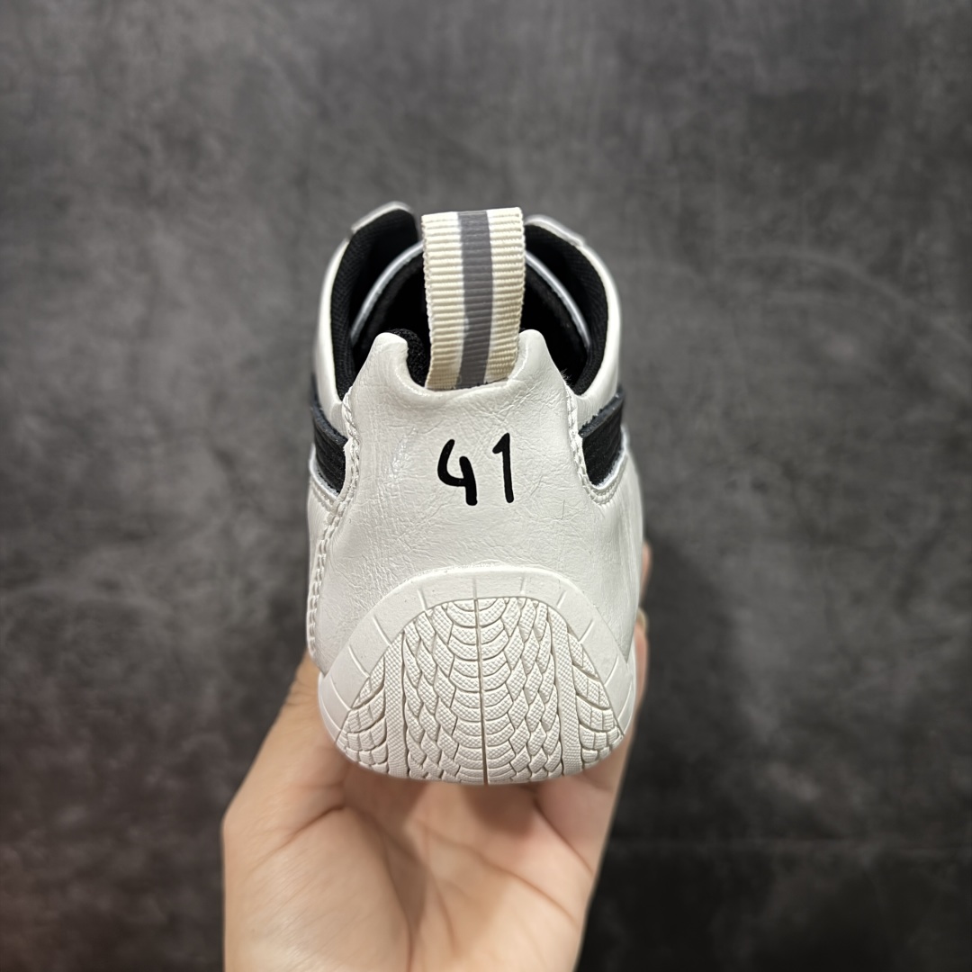 图片[4]-【首发版】Balenciaga 巴黎世家联名款The Open Product x Puma Speedcat 极速赛车系列彪马低帮生活休闲鞋 原装档案原数据纸版楦型 采用原厂皮料材质 二次成型\’猛帮\’成型工艺 全球知名运动品牌PUMA宝马赛车系列，融合了宝马车队的标志性配色，以趣味十足又前卫复古的设计引领潮流，将赛道精神融入街头时尚，开启前卫竞速之旅。自1978年巴伐利亚车队走上世界舞台，宝马赛车就在全球汽车制造和赛车运动领域留下了浓墨重彩的一笔。全新的两款BMW MMS Roma与BMW MMS Speedboat鞋款，均从宝马车型中汲取灵感。以黑或白为底色，融入经典配色，主打前卫复古风。Roma鞋款的鞋侧以复古的流线造型，缀以宝马经典Logo，巧妙吸睛；而Speedcat鞋款以亮眼三色条纹元素缀以舒适鞋面，赋予了独特的个性美学，演绎赛车的无尽能量 货号 406515-02 尺码 36 37 38 39 40 41 42 43 44 45 ｛官方同布 无半码｝ ⚠️-选品中心