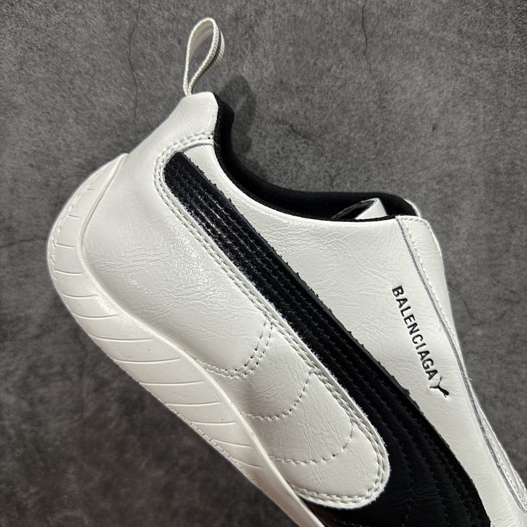 图片[7]-【首发版】Balenciaga 巴黎世家联名款The Open Product x Puma Speedcat 极速赛车系列彪马低帮生活休闲鞋 原装档案原数据纸版楦型 采用原厂皮料材质 二次成型\’猛帮\’成型工艺 全球知名运动品牌PUMA宝马赛车系列，融合了宝马车队的标志性配色，以趣味十足又前卫复古的设计引领潮流，将赛道精神融入街头时尚，开启前卫竞速之旅。自1978年巴伐利亚车队走上世界舞台，宝马赛车就在全球汽车制造和赛车运动领域留下了浓墨重彩的一笔。全新的两款BMW MMS Roma与BMW MMS Speedboat鞋款，均从宝马车型中汲取灵感。以黑或白为底色，融入经典配色，主打前卫复古风。Roma鞋款的鞋侧以复古的流线造型，缀以宝马经典Logo，巧妙吸睛；而Speedcat鞋款以亮眼三色条纹元素缀以舒适鞋面，赋予了独特的个性美学，演绎赛车的无尽能量 货号 406515-02 尺码 36 37 38 39 40 41 42 43 44 45 ｛官方同布 无半码｝ ⚠️-选品中心