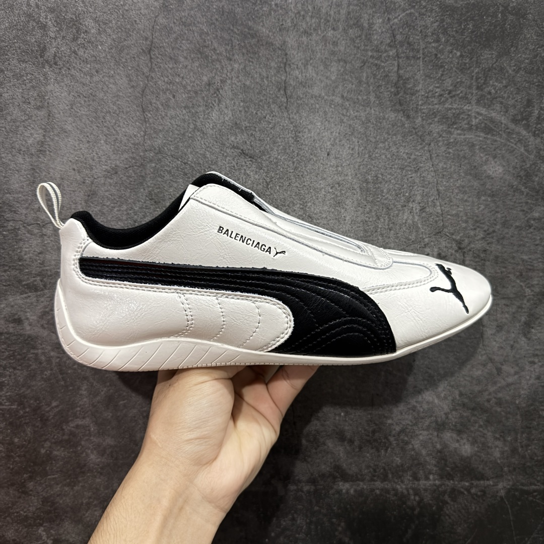 【首发版】Balenciaga 巴黎世家联名款The Open Product x Puma Speedcat 极速赛车系列彪马低帮生活休闲鞋 原装档案原数据纸版楦型 采用原厂皮料材质 二次成型\'猛帮\'成型工艺 全球知名运动品牌PUMA宝马赛车系列,融合了宝马车队的标志性配色,以趣味十足又前卫复古的设计引领潮流,将赛道精神融入街头时尚,开启前卫竞速之旅。自1978年巴伐利亚车队走上世界舞台,宝马赛车就在全球汽车制造和赛车运动领域留下了浓墨重彩的一笔。全新的两款BMW MMS Roma与BMW MMS Speedboat鞋款,均从宝马车型中汲取灵感。以黑或白为底色,融入经典配色,主打前卫复古风。Roma鞋款的鞋侧以复古的流线造型,缀以宝马经典Logo,巧妙吸睛;而Speedcat鞋款以亮眼三色条纹元素缀以舒适鞋面,赋予了独特的个性美学,演绎赛车的无尽能量 货号 406515-02 尺码 36 37 38 39 40 41 42 43 44 45 {官方同布 无半码} ⚠️-选品中心