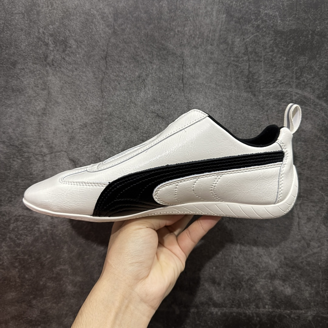 图片[2]-【首发版】Balenciaga 巴黎世家联名款The Open Product x Puma Speedcat 极速赛车系列彪马低帮生活休闲鞋 原装档案原数据纸版楦型 采用原厂皮料材质 二次成型\’猛帮\’成型工艺 全球知名运动品牌PUMA宝马赛车系列，融合了宝马车队的标志性配色，以趣味十足又前卫复古的设计引领潮流，将赛道精神融入街头时尚，开启前卫竞速之旅。自1978年巴伐利亚车队走上世界舞台，宝马赛车就在全球汽车制造和赛车运动领域留下了浓墨重彩的一笔。全新的两款BMW MMS Roma与BMW MMS Speedboat鞋款，均从宝马车型中汲取灵感。以黑或白为底色，融入经典配色，主打前卫复古风。Roma鞋款的鞋侧以复古的流线造型，缀以宝马经典Logo，巧妙吸睛；而Speedcat鞋款以亮眼三色条纹元素缀以舒适鞋面，赋予了独特的个性美学，演绎赛车的无尽能量 货号 406515-02 尺码 36 37 38 39 40 41 42 43 44 45 ｛官方同布 无半码｝ ⚠️-选品中心