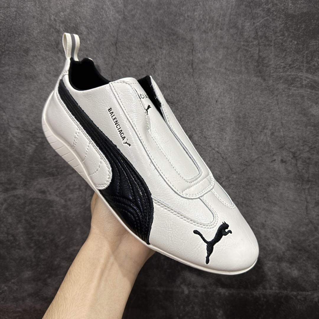 图片[3]-【首发版】Balenciaga 巴黎世家联名款The Open Product x Puma Speedcat 极速赛车系列彪马低帮生活休闲鞋 原装档案原数据纸版楦型 采用原厂皮料材质 二次成型\’猛帮\’成型工艺 全球知名运动品牌PUMA宝马赛车系列，融合了宝马车队的标志性配色，以趣味十足又前卫复古的设计引领潮流，将赛道精神融入街头时尚，开启前卫竞速之旅。自1978年巴伐利亚车队走上世界舞台，宝马赛车就在全球汽车制造和赛车运动领域留下了浓墨重彩的一笔。全新的两款BMW MMS Roma与BMW MMS Speedboat鞋款，均从宝马车型中汲取灵感。以黑或白为底色，融入经典配色，主打前卫复古风。Roma鞋款的鞋侧以复古的流线造型，缀以宝马经典Logo，巧妙吸睛；而Speedcat鞋款以亮眼三色条纹元素缀以舒适鞋面，赋予了独特的个性美学，演绎赛车的无尽能量 货号 406515-02 尺码 36 37 38 39 40 41 42 43 44 45 ｛官方同布 无半码｝ ⚠️-选品中心