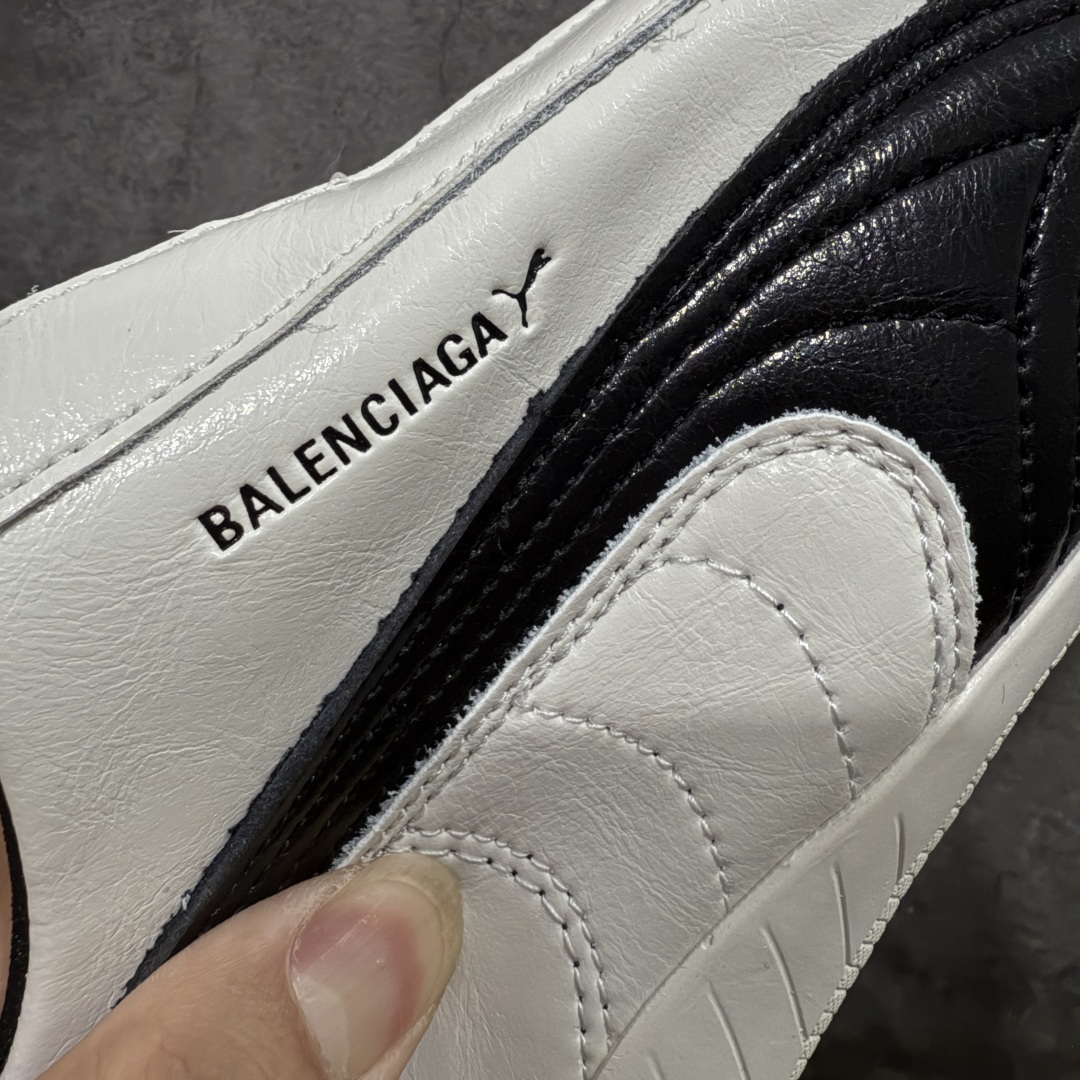 图片[3]-【首发版】Balenciaga 巴黎世家联名款The Open Product x Puma Speedcat 极速赛车系列彪马低帮生活休闲鞋 原装档案原数据纸版楦型 采用原厂皮料材质 二次成型\’猛帮\’成型工艺 全球知名运动品牌PUMA宝马赛车系列，融合了宝马车队的标志性配色，以趣味十足又前卫复古的设计引领潮流，将赛道精神融入街头时尚，开启前卫竞速之旅。自1978年巴伐利亚车队走上世界舞台，宝马赛车就在全球汽车制造和赛车运动领域留下了浓墨重彩的一笔。全新的两款BMW MMS Roma与BMW MMS Speedboat鞋款，均从宝马车型中汲取灵感。以黑或白为底色，融入经典配色，主打前卫复古风。Roma鞋款的鞋侧以复古的流线造型，缀以宝马经典Logo，巧妙吸睛；而Speedcat鞋款以亮眼三色条纹元素缀以舒适鞋面，赋予了独特的个性美学，演绎赛车的无尽能量 货号 406515-02 尺码 36 37 38 39 40 41 42 43 44 45 ｛官方同布 无半码｝ ⚠️-选品中心