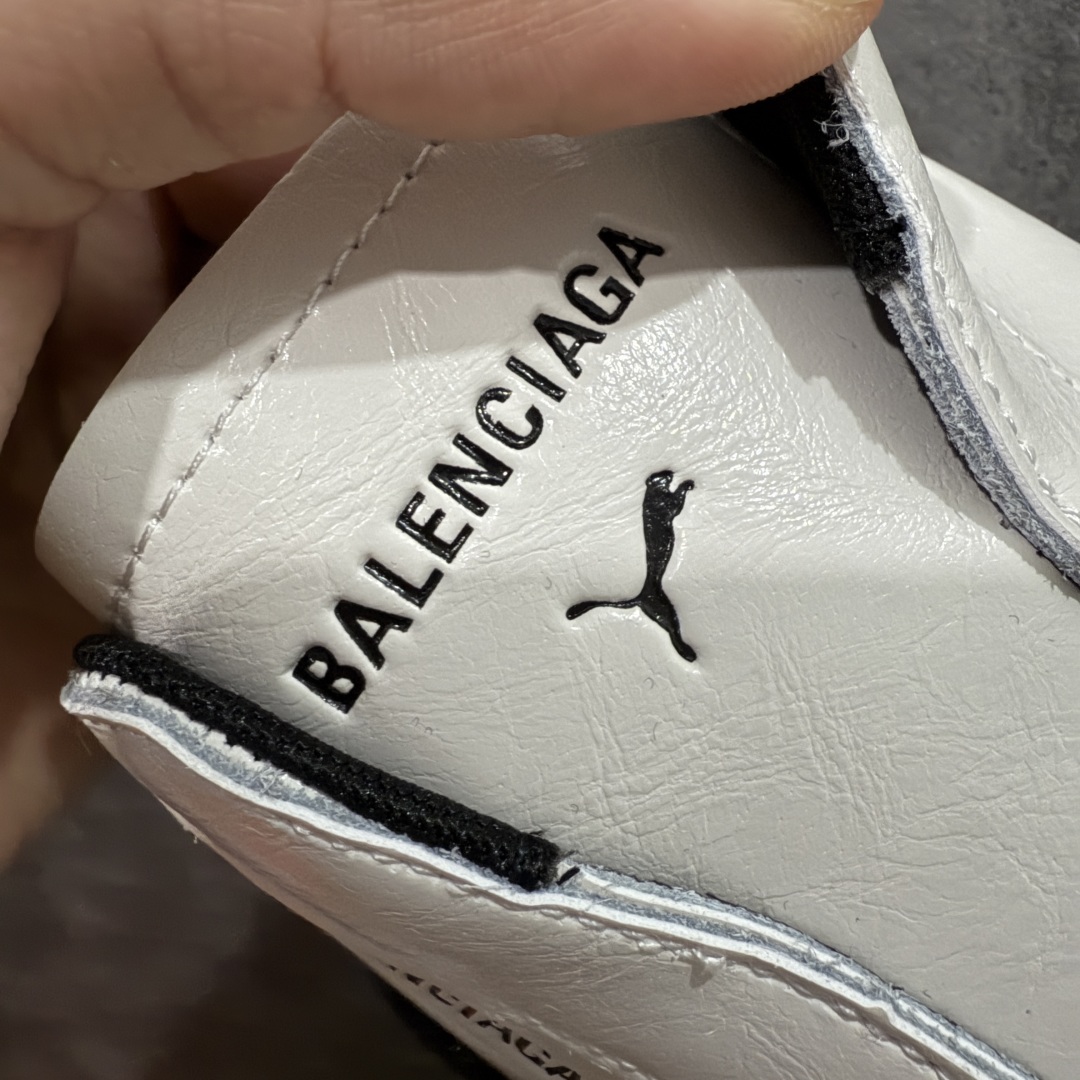 图片[6]-【首发版】Balenciaga 巴黎世家联名款The Open Product x Puma Speedcat 极速赛车系列彪马低帮生活休闲鞋 原装档案原数据纸版楦型 采用原厂皮料材质 二次成型\’猛帮\’成型工艺 全球知名运动品牌PUMA宝马赛车系列，融合了宝马车队的标志性配色，以趣味十足又前卫复古的设计引领潮流，将赛道精神融入街头时尚，开启前卫竞速之旅。自1978年巴伐利亚车队走上世界舞台，宝马赛车就在全球汽车制造和赛车运动领域留下了浓墨重彩的一笔。全新的两款BMW MMS Roma与BMW MMS Speedboat鞋款，均从宝马车型中汲取灵感。以黑或白为底色，融入经典配色，主打前卫复古风。Roma鞋款的鞋侧以复古的流线造型，缀以宝马经典Logo，巧妙吸睛；而Speedcat鞋款以亮眼三色条纹元素缀以舒适鞋面，赋予了独特的个性美学，演绎赛车的无尽能量 货号 406515-02 尺码 36 37 38 39 40 41 42 43 44 45 ｛官方同布 无半码｝ ⚠️-选品中心