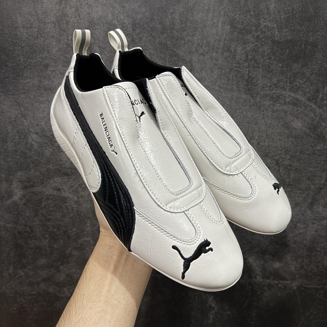 【首发版】Balenciaga 巴黎世家联名款The Open Product x Puma Speedcat 极速赛车系列彪马低帮生活休闲鞋 原装档案原数据纸版楦型 采用原厂皮料材质 二次成型\'猛帮\'成型工艺 全球知名运动品牌PUMA宝马赛车系列,融合了宝马车队的标志性配色,以趣味十足又前卫复古的设计引领潮流,将赛道精神融入街头时尚,开启前卫竞速之旅。自1978年巴伐利亚车队走上世界舞台,宝马赛车就在全球汽车制造和赛车运动领域留下了浓墨重彩的一笔。全新的两款BMW MMS Roma与BMW MMS Speedboat鞋款,均从宝马车型中汲取灵感。以黑或白为底色,融入经典配色,主打前卫复古风。Roma鞋款的鞋侧以复古的流线造型,缀以宝马经典Logo,巧妙吸睛;而Speedcat鞋款以亮眼三色条纹元素缀以舒适鞋面,赋予了独特的个性美学,演绎赛车的无尽能量 货号 406515-02 尺码 36 37 38 39 40 41 42 43 44 45 {官方同布 无半码} ⚠️-选品中心