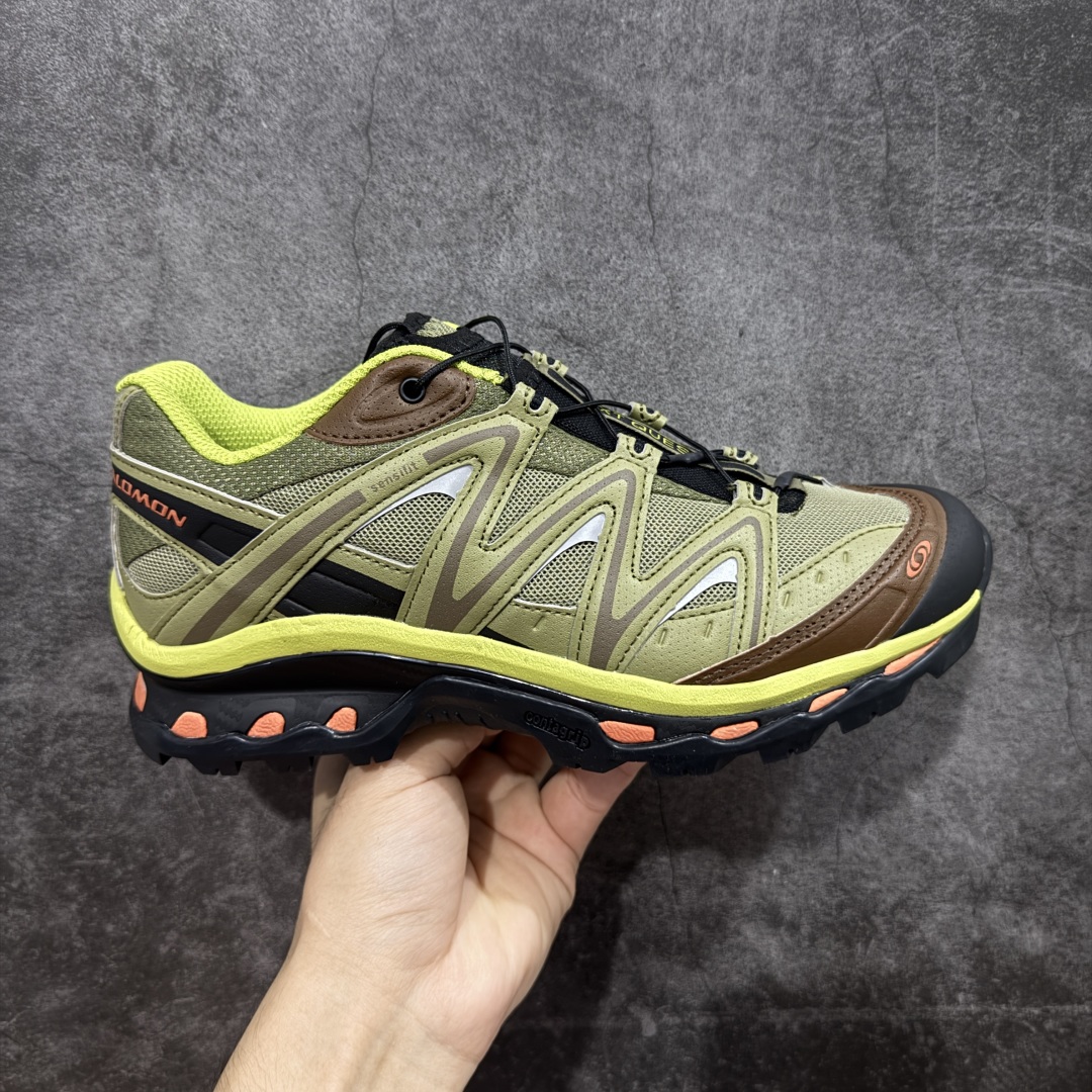 【绿x升级版】Salomon XT-QUEST ADV 萨洛蒙情侣款户外机能鞋 绿色 491258 全新绿x升级版 品质大改进 ‼️ 全鞋改进为原厂一致材料打造 全新修长鞋型 相对老版臃肿鞋型 此版的版型更正 全新玻璃冲刀 清洁度提升 同步原版左右鞋带孔的间距加大(之前老版间距太小) 网面与鞋头材料校对一致无色差(老版网面有色差) 鞋后跟反口V字定型同步zp(老版臃肿为U字后跟反口) 鞋舌两侧鞋帮脚踝处更加直挺(之前老版往中间踏) 鞋盒黑盒改正为原版牛皮纸鞋盒 鞋头处添加☯️太极标 所有细节多次修改校正 坚持同步原版无差别 毋庸置疑全市场最好的版本💪🏻终端优势供应 尺码:36-46-选品中心