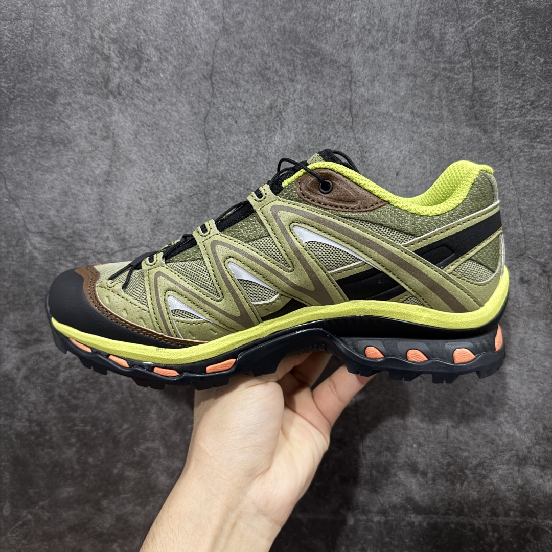 图片[2]-【绿x升级版】Salomon XT-QUEST ADV 萨洛蒙情侣款户外机能鞋 绿色 491258 全新绿x升级版 品质大改进 ‼️ 全鞋改进为原厂一致材料打造 全新修长鞋型 相对老版臃肿鞋型 此版的版型更正 全新玻璃冲刀 清洁度提升 同步原版左右鞋带孔的间距加大（之前老版间距太小） 网面与鞋头材料校对一致无色差（老版网面有色差） 鞋后跟反口V字定型同步zp（老版臃肿为U字后跟反口） 鞋舌两侧鞋帮脚踝处更加直挺（之前老版往中间踏） 鞋盒黑盒改正为原版牛皮纸鞋盒 鞋头处添加☯️太极标 所有细节多次修改校正 坚持同步原版无差别 毋庸置疑全市场最好的版本💪🏻终端优势供应 尺码：36-46-选品中心