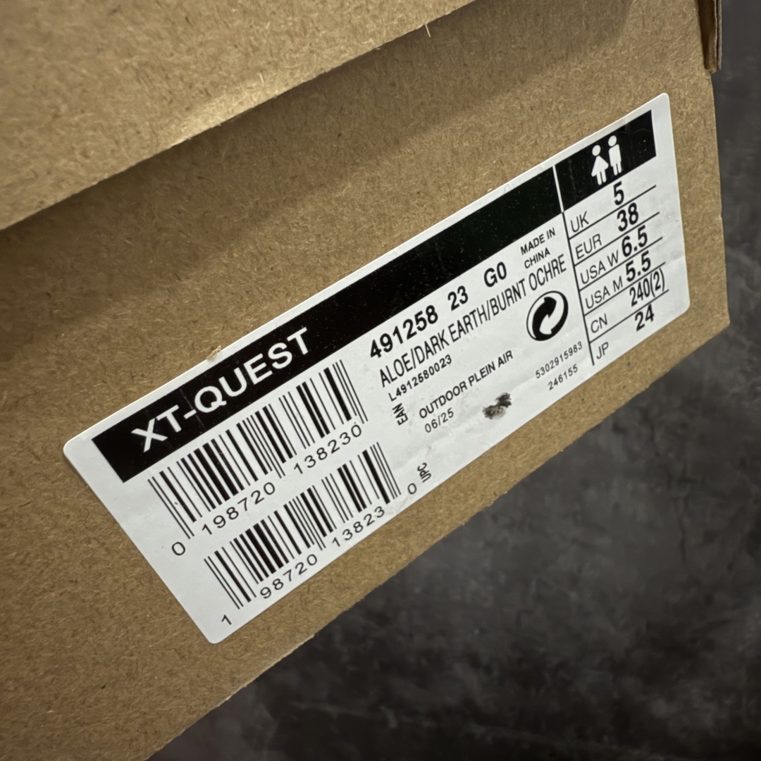 图片[8]-【绿x升级版】Salomon XT-QUEST ADV 萨洛蒙情侣款户外机能鞋 绿色 491258 全新绿x升级版 品质大改进 ‼️ 全鞋改进为原厂一致材料打造 全新修长鞋型 相对老版臃肿鞋型 此版的版型更正 全新玻璃冲刀 清洁度提升 同步原版左右鞋带孔的间距加大（之前老版间距太小） 网面与鞋头材料校对一致无色差（老版网面有色差） 鞋后跟反口V字定型同步zp（老版臃肿为U字后跟反口） 鞋舌两侧鞋帮脚踝处更加直挺（之前老版往中间踏） 鞋盒黑盒改正为原版牛皮纸鞋盒 鞋头处添加☯️太极标 所有细节多次修改校正 坚持同步原版无差别 毋庸置疑全市场最好的版本💪🏻终端优势供应 尺码：36-46-选品中心