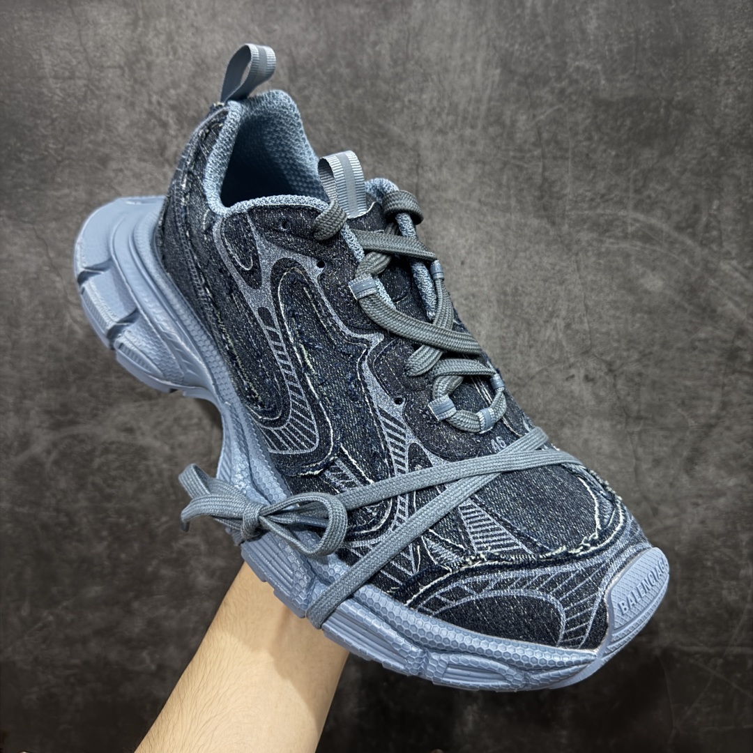 图片[3]-【VG零售版】BALENCIAGA 3XL Sneakers 巴黎世家十代网布系带低帮走秀复古老爹鞋 牛仔蓝色 全套原纸板楦头开发 最原汁原味的灵魂版型 全鞋荧光划线卡点 胶水把控整洁度追求极致完美 每一双都是工艺品 多重QC质检 超越公司货的品控标准 实实在在的免检产品 原盒原配 正确字体电绣 粗细、位置、大小正确 侧边TPU 透气孔匹配意产原版 正确分离大底 TPU软底 原版一致大底LOGO 立体感十足 原厂皮料水洗做旧 采购原厂网纱 不含皮革 网布材料和聚氨酯 磨损效果 鞋头边缘和后帮 Balenciaga 徽标 鞋面和后跟凸印尺码 鞋舌 3XL 橡胶品牌标识和反光细节 鞋帮拉袢和鞋舌拉祥 配反光细节 备用鞋带在鞋履前侧 可在穿着前取下 便于不同造型搭配 正常尺码 尺码：35 36 37 38 39 40 41 42 43 44 45 46-选品中心