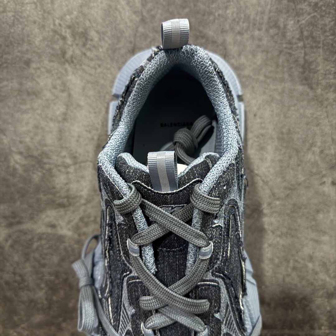 图片[8]-【VG零售版】BALENCIAGA 3XL Sneakers 巴黎世家十代网布系带低帮走秀复古老爹鞋 牛仔蓝色 全套原纸板楦头开发 最原汁原味的灵魂版型 全鞋荧光划线卡点 胶水把控整洁度追求极致完美 每一双都是工艺品 多重QC质检 超越公司货的品控标准 实实在在的免检产品 原盒原配 正确字体电绣 粗细、位置、大小正确 侧边TPU 透气孔匹配意产原版 正确分离大底 TPU软底 原版一致大底LOGO 立体感十足 原厂皮料水洗做旧 采购原厂网纱 不含皮革 网布材料和聚氨酯 磨损效果 鞋头边缘和后帮 Balenciaga 徽标 鞋面和后跟凸印尺码 鞋舌 3XL 橡胶品牌标识和反光细节 鞋帮拉袢和鞋舌拉祥 配反光细节 备用鞋带在鞋履前侧 可在穿着前取下 便于不同造型搭配 正常尺码 尺码：35 36 37 38 39 40 41 42 43 44 45 46-选品中心