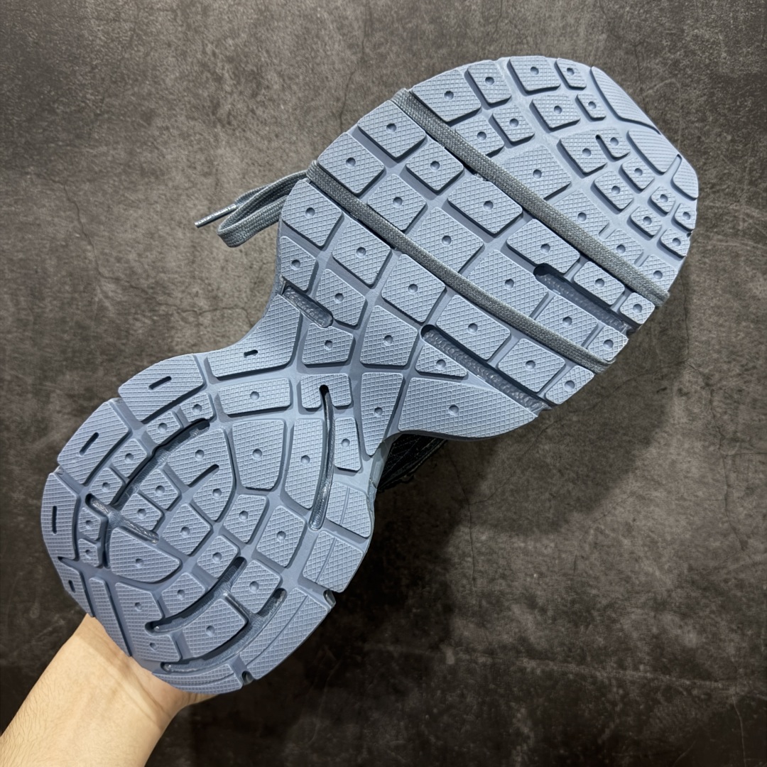 图片[9]-【VG零售版】BALENCIAGA 3XL Sneakers 巴黎世家十代网布系带低帮走秀复古老爹鞋 牛仔蓝色 全套原纸板楦头开发 最原汁原味的灵魂版型 全鞋荧光划线卡点 胶水把控整洁度追求极致完美 每一双都是工艺品 多重QC质检 超越公司货的品控标准 实实在在的免检产品 原盒原配 正确字体电绣 粗细、位置、大小正确 侧边TPU 透气孔匹配意产原版 正确分离大底 TPU软底 原版一致大底LOGO 立体感十足 原厂皮料水洗做旧 采购原厂网纱 不含皮革 网布材料和聚氨酯 磨损效果 鞋头边缘和后帮 Balenciaga 徽标 鞋面和后跟凸印尺码 鞋舌 3XL 橡胶品牌标识和反光细节 鞋帮拉袢和鞋舌拉祥 配反光细节 备用鞋带在鞋履前侧 可在穿着前取下 便于不同造型搭配 正常尺码 尺码：35 36 37 38 39 40 41 42 43 44 45 46-选品中心