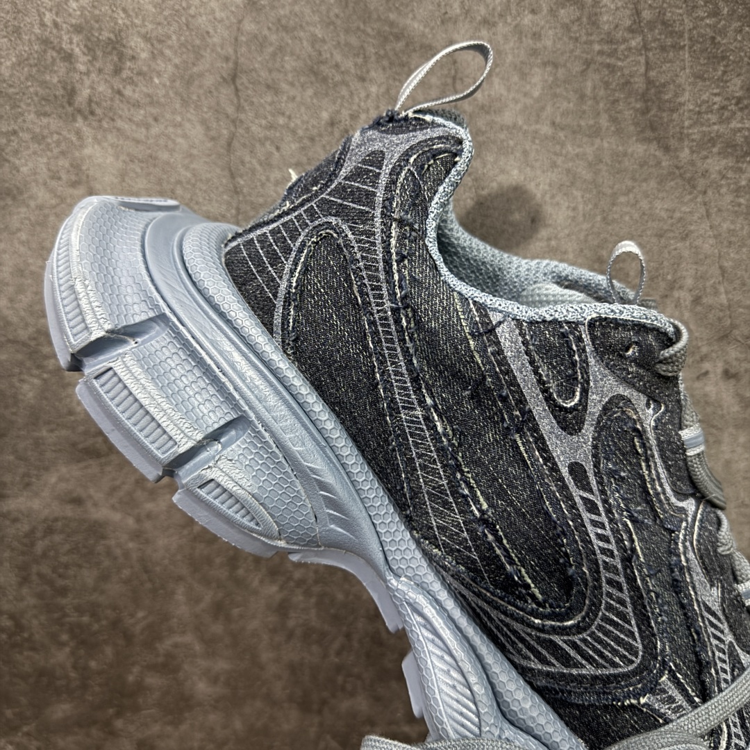 图片[7]-【VG零售版】BALENCIAGA 3XL Sneakers 巴黎世家十代网布系带低帮走秀复古老爹鞋 牛仔蓝色 全套原纸板楦头开发 最原汁原味的灵魂版型 全鞋荧光划线卡点 胶水把控整洁度追求极致完美 每一双都是工艺品 多重QC质检 超越公司货的品控标准 实实在在的免检产品 原盒原配 正确字体电绣 粗细、位置、大小正确 侧边TPU 透气孔匹配意产原版 正确分离大底 TPU软底 原版一致大底LOGO 立体感十足 原厂皮料水洗做旧 采购原厂网纱 不含皮革 网布材料和聚氨酯 磨损效果 鞋头边缘和后帮 Balenciaga 徽标 鞋面和后跟凸印尺码 鞋舌 3XL 橡胶品牌标识和反光细节 鞋帮拉袢和鞋舌拉祥 配反光细节 备用鞋带在鞋履前侧 可在穿着前取下 便于不同造型搭配 正常尺码 尺码：35 36 37 38 39 40 41 42 43 44 45 46-选品中心