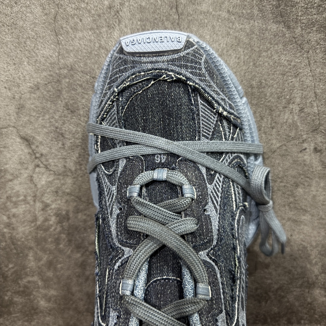 图片[5]-【VG零售版】BALENCIAGA 3XL Sneakers 巴黎世家十代网布系带低帮走秀复古老爹鞋 牛仔蓝色 全套原纸板楦头开发 最原汁原味的灵魂版型 全鞋荧光划线卡点 胶水把控整洁度追求极致完美 每一双都是工艺品 多重QC质检 超越公司货的品控标准 实实在在的免检产品 原盒原配 正确字体电绣 粗细、位置、大小正确 侧边TPU 透气孔匹配意产原版 正确分离大底 TPU软底 原版一致大底LOGO 立体感十足 原厂皮料水洗做旧 采购原厂网纱 不含皮革 网布材料和聚氨酯 磨损效果 鞋头边缘和后帮 Balenciaga 徽标 鞋面和后跟凸印尺码 鞋舌 3XL 橡胶品牌标识和反光细节 鞋帮拉袢和鞋舌拉祥 配反光细节 备用鞋带在鞋履前侧 可在穿着前取下 便于不同造型搭配 正常尺码 尺码：35 36 37 38 39 40 41 42 43 44 45 46-选品中心