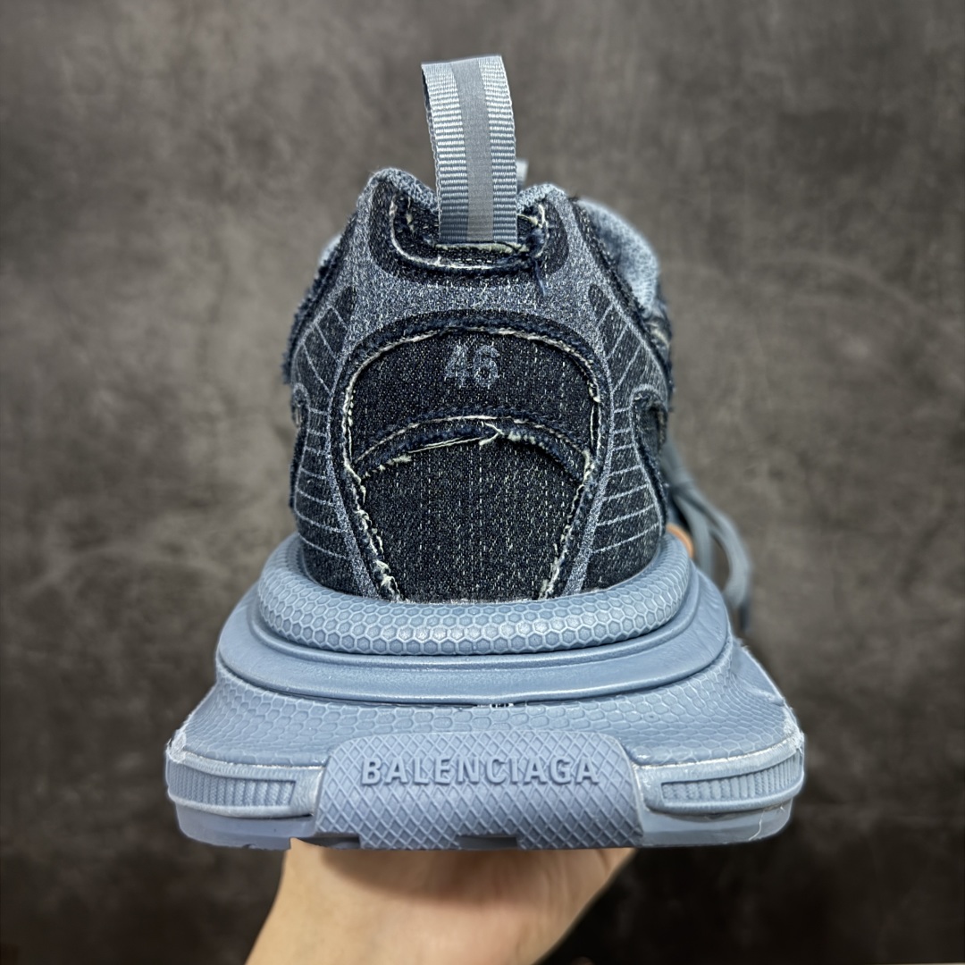 图片[4]-【VG零售版】BALENCIAGA 3XL Sneakers 巴黎世家十代网布系带低帮走秀复古老爹鞋 牛仔蓝色 全套原纸板楦头开发 最原汁原味的灵魂版型 全鞋荧光划线卡点 胶水把控整洁度追求极致完美 每一双都是工艺品 多重QC质检 超越公司货的品控标准 实实在在的免检产品 原盒原配 正确字体电绣 粗细、位置、大小正确 侧边TPU 透气孔匹配意产原版 正确分离大底 TPU软底 原版一致大底LOGO 立体感十足 原厂皮料水洗做旧 采购原厂网纱 不含皮革 网布材料和聚氨酯 磨损效果 鞋头边缘和后帮 Balenciaga 徽标 鞋面和后跟凸印尺码 鞋舌 3XL 橡胶品牌标识和反光细节 鞋帮拉袢和鞋舌拉祥 配反光细节 备用鞋带在鞋履前侧 可在穿着前取下 便于不同造型搭配 正常尺码 尺码：35 36 37 38 39 40 41 42 43 44 45 46-选品中心