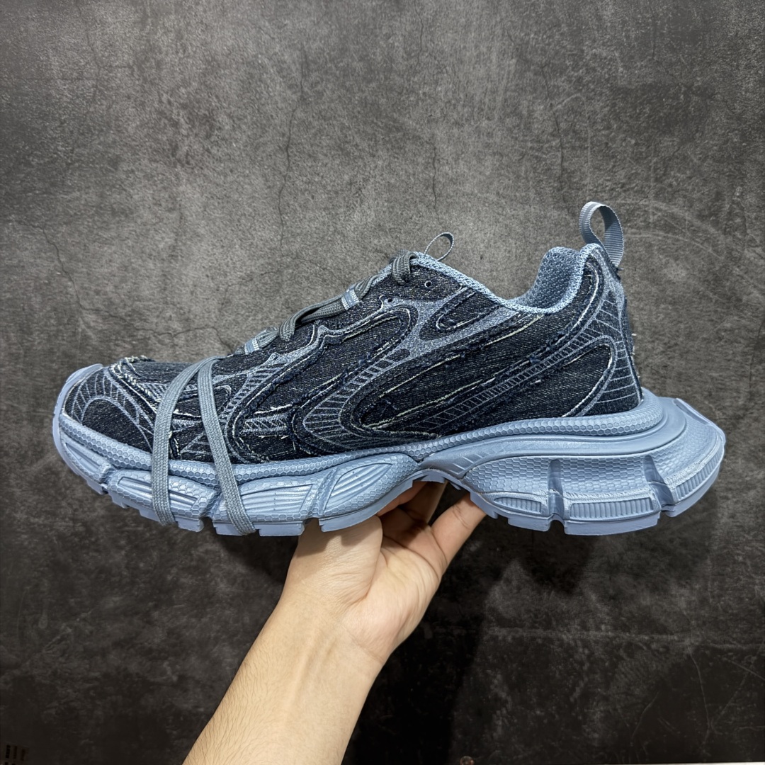 图片[2]-【VG零售版】BALENCIAGA 3XL Sneakers 巴黎世家十代网布系带低帮走秀复古老爹鞋 牛仔蓝色 全套原纸板楦头开发 最原汁原味的灵魂版型 全鞋荧光划线卡点 胶水把控整洁度追求极致完美 每一双都是工艺品 多重QC质检 超越公司货的品控标准 实实在在的免检产品 原盒原配 正确字体电绣 粗细、位置、大小正确 侧边TPU 透气孔匹配意产原版 正确分离大底 TPU软底 原版一致大底LOGO 立体感十足 原厂皮料水洗做旧 采购原厂网纱 不含皮革 网布材料和聚氨酯 磨损效果 鞋头边缘和后帮 Balenciaga 徽标 鞋面和后跟凸印尺码 鞋舌 3XL 橡胶品牌标识和反光细节 鞋帮拉袢和鞋舌拉祥 配反光细节 备用鞋带在鞋履前侧 可在穿着前取下 便于不同造型搭配 正常尺码 尺码：35 36 37 38 39 40 41 42 43 44 45 46-选品中心
