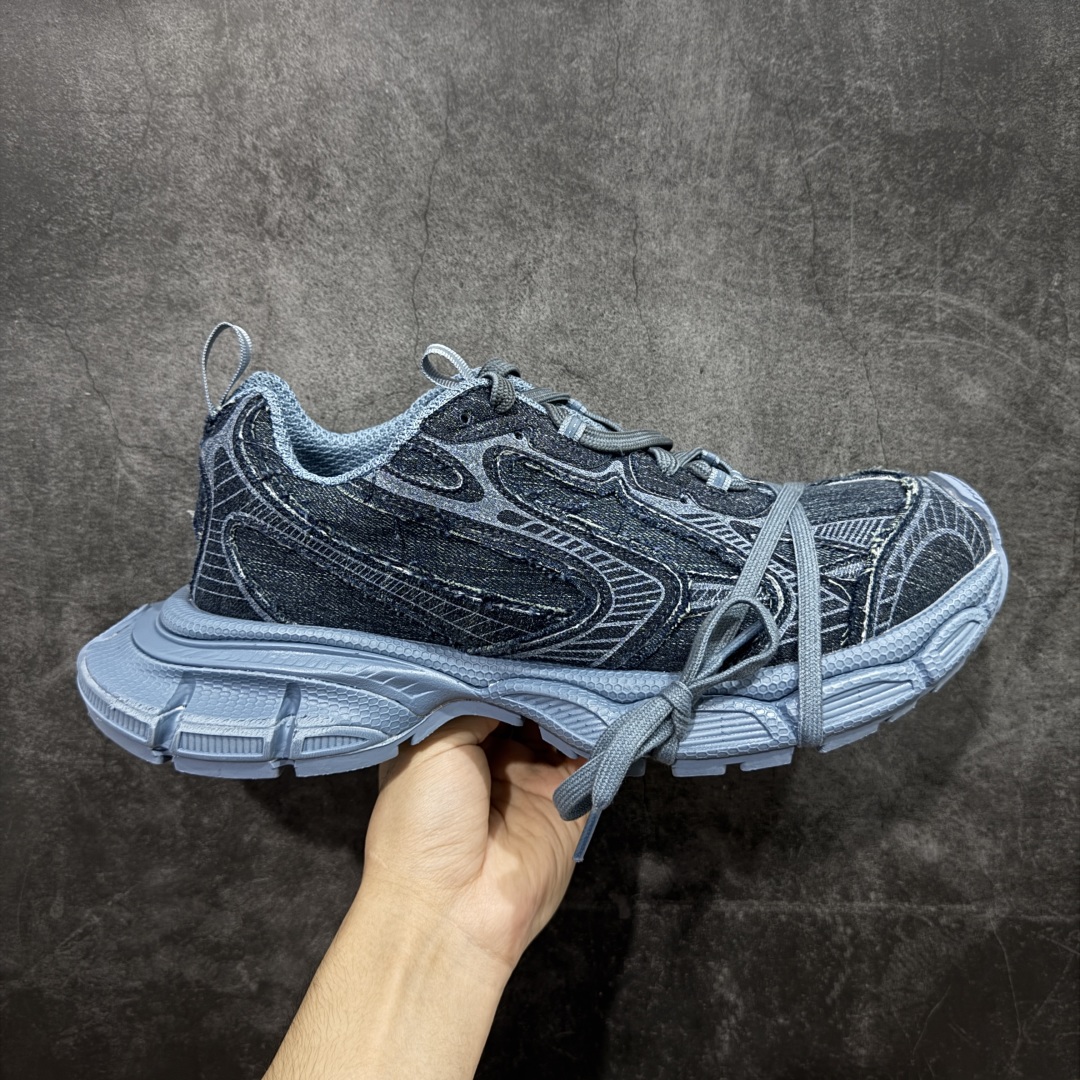 【VG零售版】BALENCIAGA 3XL Sneakers 巴黎世家十代网布系带低帮走秀复古老爹鞋 牛仔蓝色 全套原纸板楦头开发 最原汁原味的灵魂版型 全鞋荧光划线卡点 胶水把控整洁度追求极致完美 每一双都是工艺品 多重QC质检 超越公司货的品控标准 实实在在的免检产品 原盒原配 正确字体电绣 粗细、位置、大小正确 侧边TPU 透气孔匹配意产原版 正确分离大底 TPU软底 原版一致大底LOGO 立体感十足 原厂皮料水洗做旧 采购原厂网纱 不含皮革 网布材料和聚氨酯 磨损效果 鞋头边缘和后帮 Balenciaga 徽标 鞋面和后跟凸印尺码 鞋舌 3XL 橡胶品牌标识和反光细节 鞋帮拉袢和鞋舌拉祥 配反光细节 备用鞋带在鞋履前侧 可在穿着前取下 便于不同造型搭配 正常尺码 尺码:35 36 37 38 39 40 41 42 43 44 45 46-选品中心