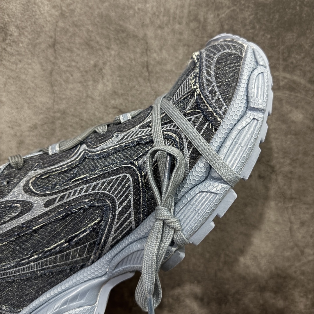 图片[6]-【VG零售版】BALENCIAGA 3XL Sneakers 巴黎世家十代网布系带低帮走秀复古老爹鞋 牛仔蓝色 全套原纸板楦头开发 最原汁原味的灵魂版型 全鞋荧光划线卡点 胶水把控整洁度追求极致完美 每一双都是工艺品 多重QC质检 超越公司货的品控标准 实实在在的免检产品 原盒原配 正确字体电绣 粗细、位置、大小正确 侧边TPU 透气孔匹配意产原版 正确分离大底 TPU软底 原版一致大底LOGO 立体感十足 原厂皮料水洗做旧 采购原厂网纱 不含皮革 网布材料和聚氨酯 磨损效果 鞋头边缘和后帮 Balenciaga 徽标 鞋面和后跟凸印尺码 鞋舌 3XL 橡胶品牌标识和反光细节 鞋帮拉袢和鞋舌拉祥 配反光细节 备用鞋带在鞋履前侧 可在穿着前取下 便于不同造型搭配 正常尺码 尺码：35 36 37 38 39 40 41 42 43 44 45 46-选品中心