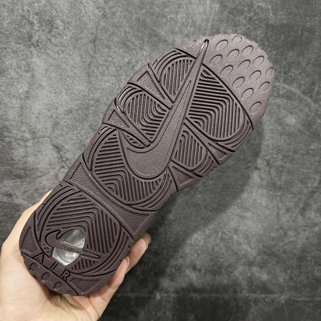 图片[9]-【CK纯原版】Nike Air More Uptempo 原装皮蓬 全新批次 Air More Uptempo绝对是耐克篮球鞋历史上最耀眼的里程碑之一，耐克一直以来都以不停的提升气垫容量来捍卫气垫的地位，当前后掌的花样全部玩尽之后，耐克终于还是打出了奠定王朝基础的一张牌：全掌外露气垫，U型气垫和Max Air的搭配是当时最切合实际的全掌气垫组合 货号：FZ3055-200 尺码：36-47.5-选品中心