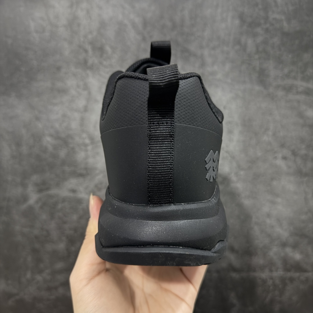 图片[4]-【公司级】可隆KOLON SPORT Skyler 2 舒适柔软 防水支撑轻便回弹 低帮 徒步鞋 黑色 脚感软到像踩云朵☁️—鞋面柔软贴合脚型，走石子路也不硌脚；防滑V黄金大底纹路深似锯齿，泥地、陡坡都稳稳拿捏，下雨天也不怕打滑。黑色耐脏又百搭，日常穿去上班是低调质感，进山徒步是可靠装备，从城市到山野，一双鞋承包所有 “出走计划” 尺码：39-45-选品中心