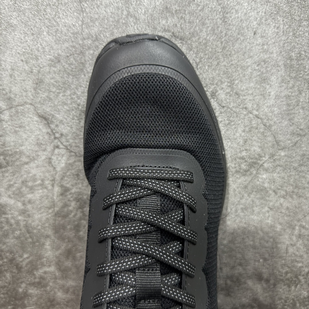 图片[5]-【公司级】可隆KOLON SPORT Skyler 2 舒适柔软 防水支撑轻便回弹 低帮 徒步鞋 黑色 脚感软到像踩云朵☁️—鞋面柔软贴合脚型，走石子路也不硌脚；防滑V黄金大底纹路深似锯齿，泥地、陡坡都稳稳拿捏，下雨天也不怕打滑。黑色耐脏又百搭，日常穿去上班是低调质感，进山徒步是可靠装备，从城市到山野，一双鞋承包所有 “出走计划” 尺码：39-45-选品中心