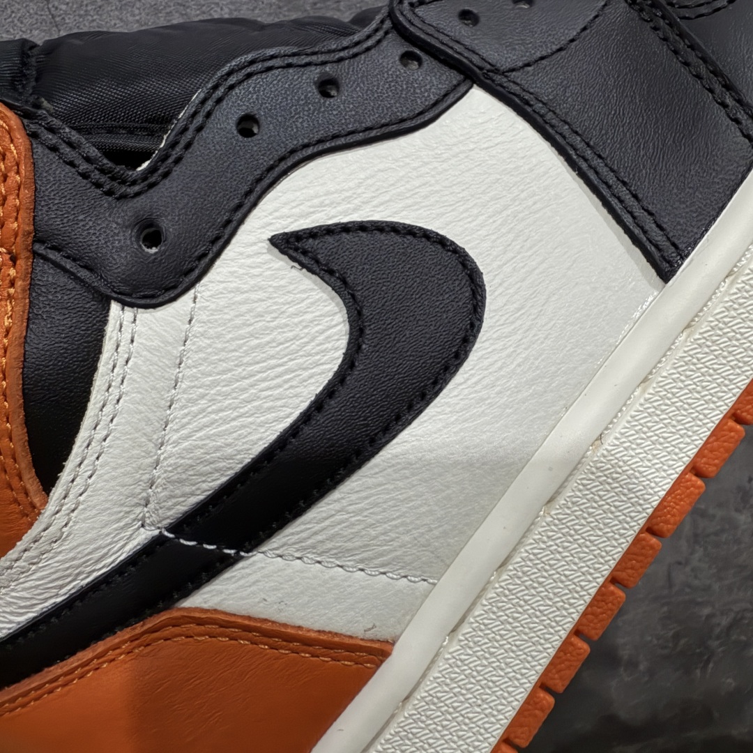 图片[4]-【DG纯原】Air Jordan 1 High OG “Shattered Backboard” 2025年复刻 扣碎篮板 DZ5485-008 高端零售特供批次 产品品控稳定性领先行业 各方面均可对飙LJR版 一切细节材料对比原版 SZ原厂全套原楦原纸板冲刀磨具开发 原厂皮料加持 原厂港宝加持定型后跟R度完美 同源原厂电绣 飞翼针数密度立体效果一致 百分百一致原鞋 原厂拉帮工艺 针距密度一致 后跟弧度收口自然不对折 极致一眼正品既视感 进口玻璃冲刀皮料裁剪零毛边 全鞋电脑针车工艺 品控清洁度最高QC检验标准 免检产品 原厂订购鞋盒、鞋标、防尘纸、鞋撑、鞋带 追求极致的原厂味道 尺码：40 40.5 41 42 42.5 43 44 44.5 45 46 47.5-选品中心