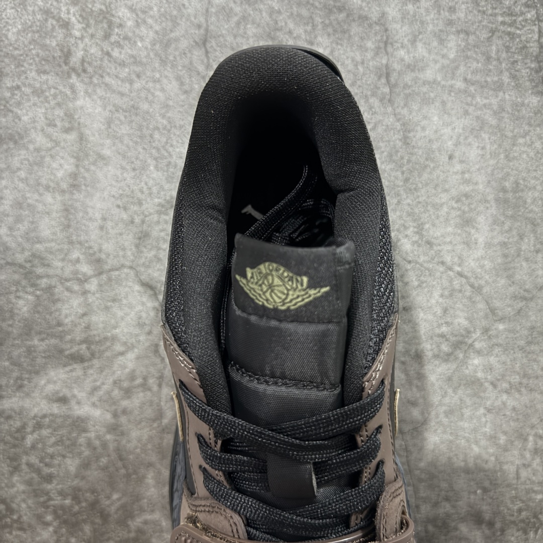 图片[8]-【纯原N版】Air Jordan Legacy AJ312 Low 低帮复古篮球鞋 黑棕爆裂纹CD7069-003 市场最强独一档产物 全套原纸板楦头开发 原厂大底磨具加持立体防滑纹理 原档数据后跟TPU子母扣魔术贴 原装可视Air Sole气垫 原汁原味最完美的312代版型 唯一正确鞋头趴度弧度高度鞋身腰线 进口港宝加持 后跟自然饱满 全鞋荧光划线卡点 追求极致完美 每一双都是工艺品 多重QC质检 超越公司货的品控标准 实实在在的免检产品 鞋身采用了皮革材质打造 横跨鞋面的魔术贴十分吸睛 侧面的Swoosh Logo的一部分被鞋面遮挡了一部分 颇具玩味 魔术贴上标有NK标识 而鞋舌上是Jordan的经典红色飞翼Logo 后跟和鞋底均采用了AJ3的设计 后跟上同样也使用了经典的爆裂纹图案 尺码：36-47.5-选品中心