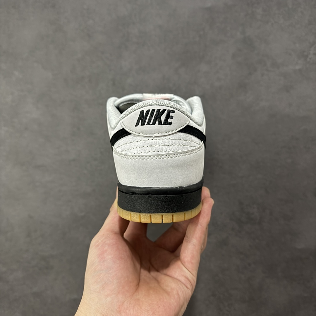 图片[4]-【公司级】NIKE SB Dunk Low Pro 灰黑 公司级出品 极力推荐 原装头层材料 独家版型蒸餾加工 帶來的是更好的视觉和脚感体验 大厂纯原品质出货 清洁度 电绣工艺 皮料切割干净无任何毛边 细节完美 货号：FJ1674-002 尺码：36 36.5 37.5 38 38.5 39 40 40.5 41 42 42.5 43 44 44.5 45-选品中心