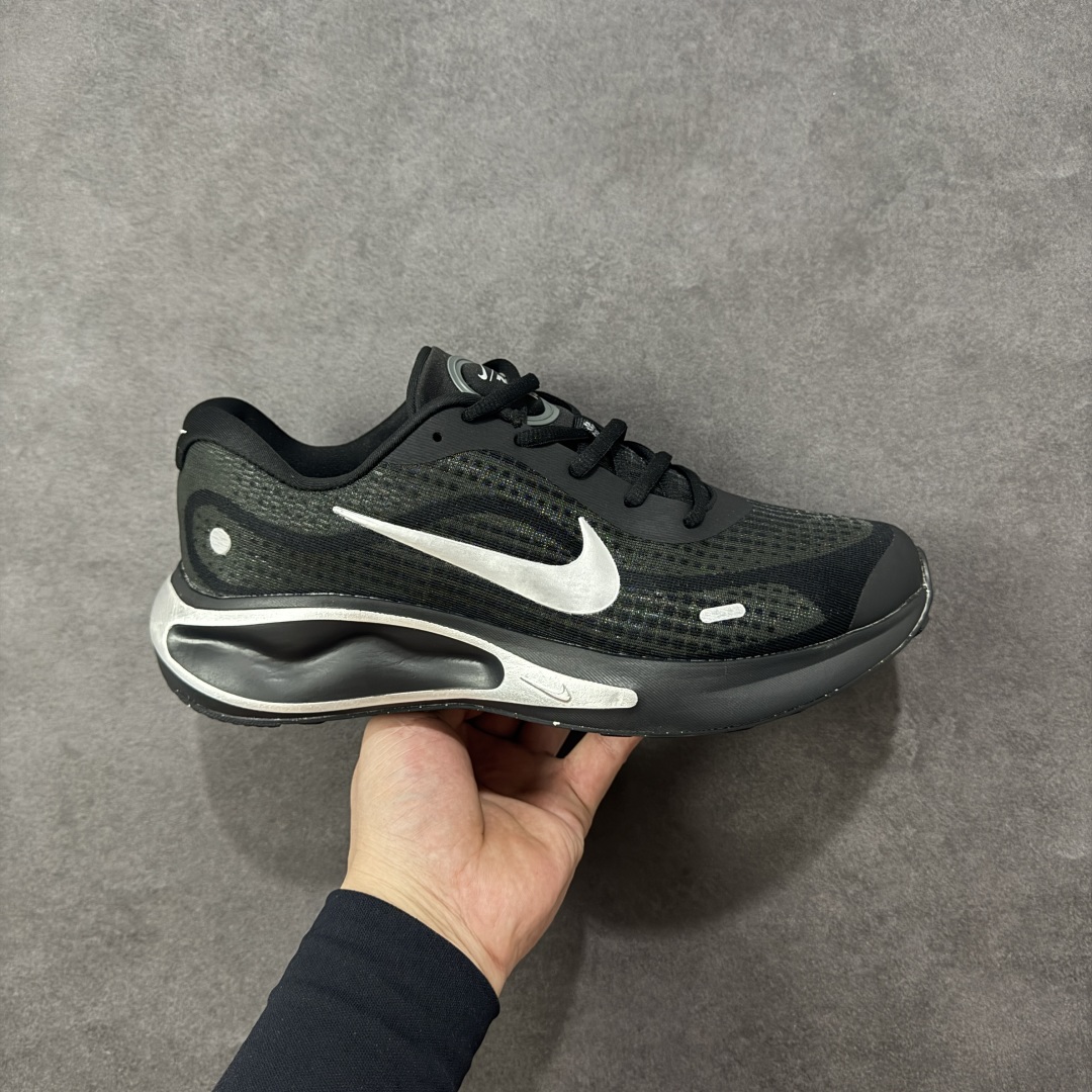 【公司级】NK Journey Run 旅程慢跑系列低帮轻质缓震休闲运动公路跑步鞋 采用科技织法轻盈织物合成鞋面材质 搭载柔软厚实ComfiRide 泡绵缓震组合外置防滑耐磨橡胶底片 穿上 Journey Run 公路跑步鞋 尽情畅跑 享受每一步的风景 搭载柔软厚实的 ComfiRide 泡绵缓震配置 助你征服充满挑战的路面 大步流星 微笑前行 该鞋款舒适非凡 让你爱不释脚 货号：IM3374-001 尺码：35.5-45-选品中心