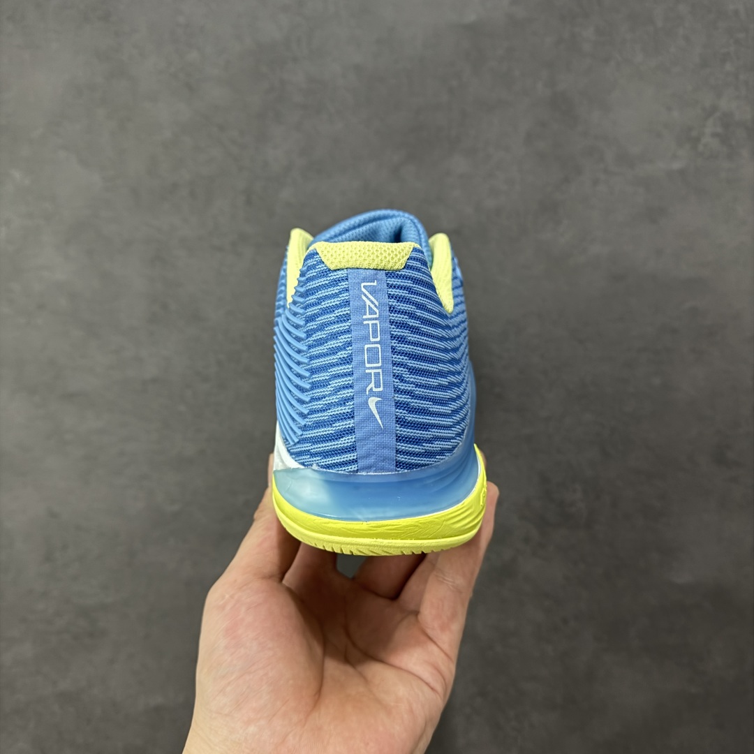 图片[4]-【外贸版】Nike Zoom Vapor 12 HC 舒适 低帮 网球鞋 FV5554-400 郑钦文同款上脚 网球实战必穿款 颜值与实用性兼具 轻质网眼鞋面，透气又轻盈 Air Zoom 缓震配置超给力，击球冲击能有效吸收，缓震回弹超舒适，启动反馈也很赞。 鞋身流线型设计，减少空气阻力，灵活性拉满 鞋底橡胶耐磨，硬地抓地力强，多方向人字纹，急停、变向都稳 中足锁定稳，侧向支撑靠谱，鞋楦贴合度适中，打球时脚在鞋里不乱晃，能专注赢球 简约设计适配多种风格，运动与日常场景无缝切换 轻量化与透气性 网面材质减轻重量，长时间穿着舒适 尺码：36-47-选品中心