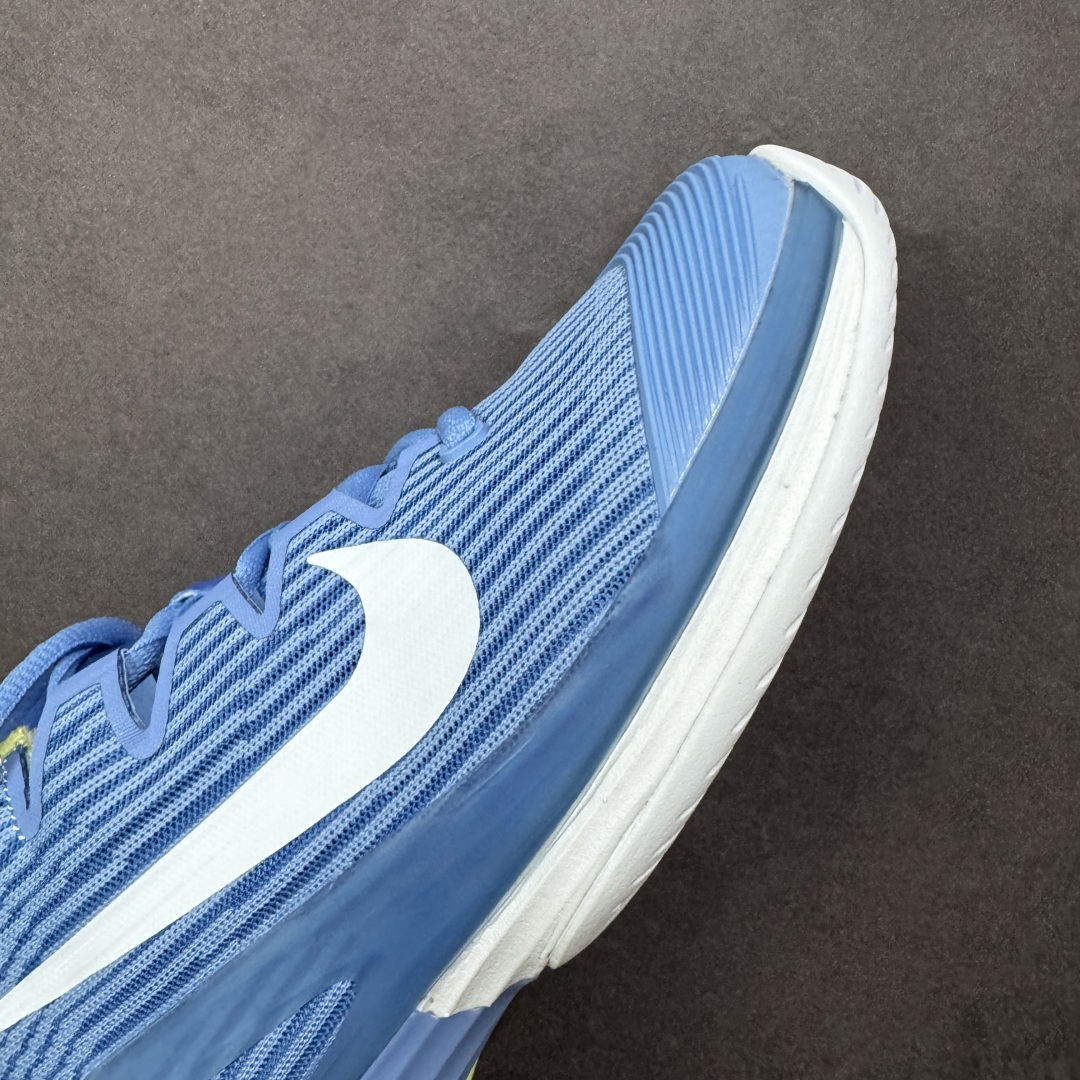 图片[5]-【外贸版】Nike Zoom Vapor 12 HC 舒适 低帮 网球鞋 FV5554-400 郑钦文同款上脚 网球实战必穿款 颜值与实用性兼具 轻质网眼鞋面，透气又轻盈 Air Zoom 缓震配置超给力，击球冲击能有效吸收，缓震回弹超舒适，启动反馈也很赞。 鞋身流线型设计，减少空气阻力，灵活性拉满 鞋底橡胶耐磨，硬地抓地力强，多方向人字纹，急停、变向都稳 中足锁定稳，侧向支撑靠谱，鞋楦贴合度适中，打球时脚在鞋里不乱晃，能专注赢球 简约设计适配多种风格，运动与日常场景无缝切换 轻量化与透气性 网面材质减轻重量，长时间穿着舒适 尺码：36-47-选品中心