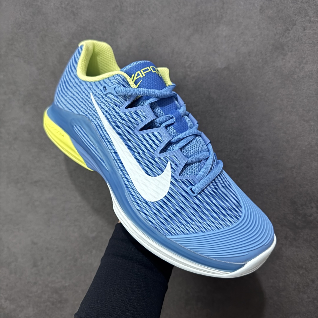 图片[3]-【外贸版】Nike Zoom Vapor 12 HC 舒适 低帮 网球鞋 FV5554-400 郑钦文同款上脚 网球实战必穿款 颜值与实用性兼具 轻质网眼鞋面，透气又轻盈 Air Zoom 缓震配置超给力，击球冲击能有效吸收，缓震回弹超舒适，启动反馈也很赞。 鞋身流线型设计，减少空气阻力，灵活性拉满 鞋底橡胶耐磨，硬地抓地力强，多方向人字纹，急停、变向都稳 中足锁定稳，侧向支撑靠谱，鞋楦贴合度适中，打球时脚在鞋里不乱晃，能专注赢球 简约设计适配多种风格，运动与日常场景无缝切换 轻量化与透气性 网面材质减轻重量，长时间穿着舒适 尺码：36-47-选品中心