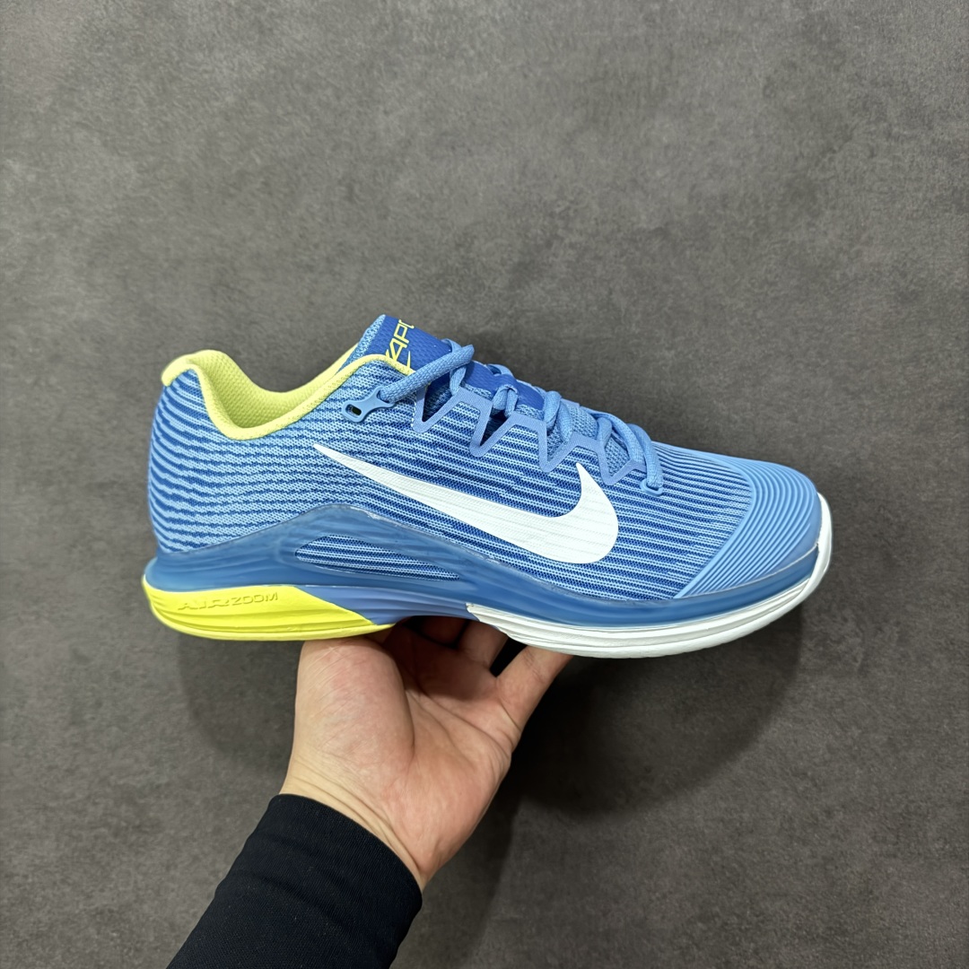 【外贸版】Nike Zoom Vapor 12 HC 舒适 低帮 网球鞋 FV5554-400 郑钦文同款上脚 网球实战必穿款 颜值与实用性兼具 轻质网眼鞋面，透气又轻盈 Air Zoom 缓震配置超给力，击球冲击能有效吸收，缓震回弹超舒适，启动反馈也很赞。 鞋身流线型设计，减少空气阻力，灵活性拉满 鞋底橡胶耐磨，硬地抓地力强，多方向人字纹，急停、变向都稳 中足锁定稳，侧向支撑靠谱，鞋楦贴合度适中，打球时脚在鞋里不乱晃，能专注赢球 简约设计适配多种风格，运动与日常场景无缝切换 轻量化与透气性 网面材质减轻重量，长时间穿着舒适 尺码：36-47-选品中心