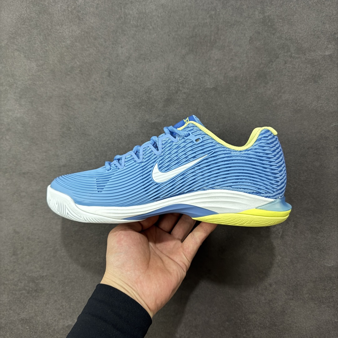 图片[2]-【外贸版】Nike Zoom Vapor 12 HC 舒适 低帮 网球鞋 FV5554-400 郑钦文同款上脚 网球实战必穿款 颜值与实用性兼具 轻质网眼鞋面，透气又轻盈 Air Zoom 缓震配置超给力，击球冲击能有效吸收，缓震回弹超舒适，启动反馈也很赞。 鞋身流线型设计，减少空气阻力，灵活性拉满 鞋底橡胶耐磨，硬地抓地力强，多方向人字纹，急停、变向都稳 中足锁定稳，侧向支撑靠谱，鞋楦贴合度适中，打球时脚在鞋里不乱晃，能专注赢球 简约设计适配多种风格，运动与日常场景无缝切换 轻量化与透气性 网面材质减轻重量，长时间穿着舒适 尺码：36-47-选品中心