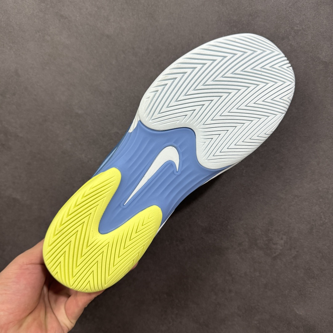 图片[9]-【外贸版】Nike Zoom Vapor 12 HC 舒适 低帮 网球鞋 FV5554-400 郑钦文同款上脚 网球实战必穿款 颜值与实用性兼具 轻质网眼鞋面，透气又轻盈 Air Zoom 缓震配置超给力，击球冲击能有效吸收，缓震回弹超舒适，启动反馈也很赞。 鞋身流线型设计，减少空气阻力，灵活性拉满 鞋底橡胶耐磨，硬地抓地力强，多方向人字纹，急停、变向都稳 中足锁定稳，侧向支撑靠谱，鞋楦贴合度适中，打球时脚在鞋里不乱晃，能专注赢球 简约设计适配多种风格，运动与日常场景无缝切换 轻量化与透气性 网面材质减轻重量，长时间穿着舒适 尺码：36-47-选品中心