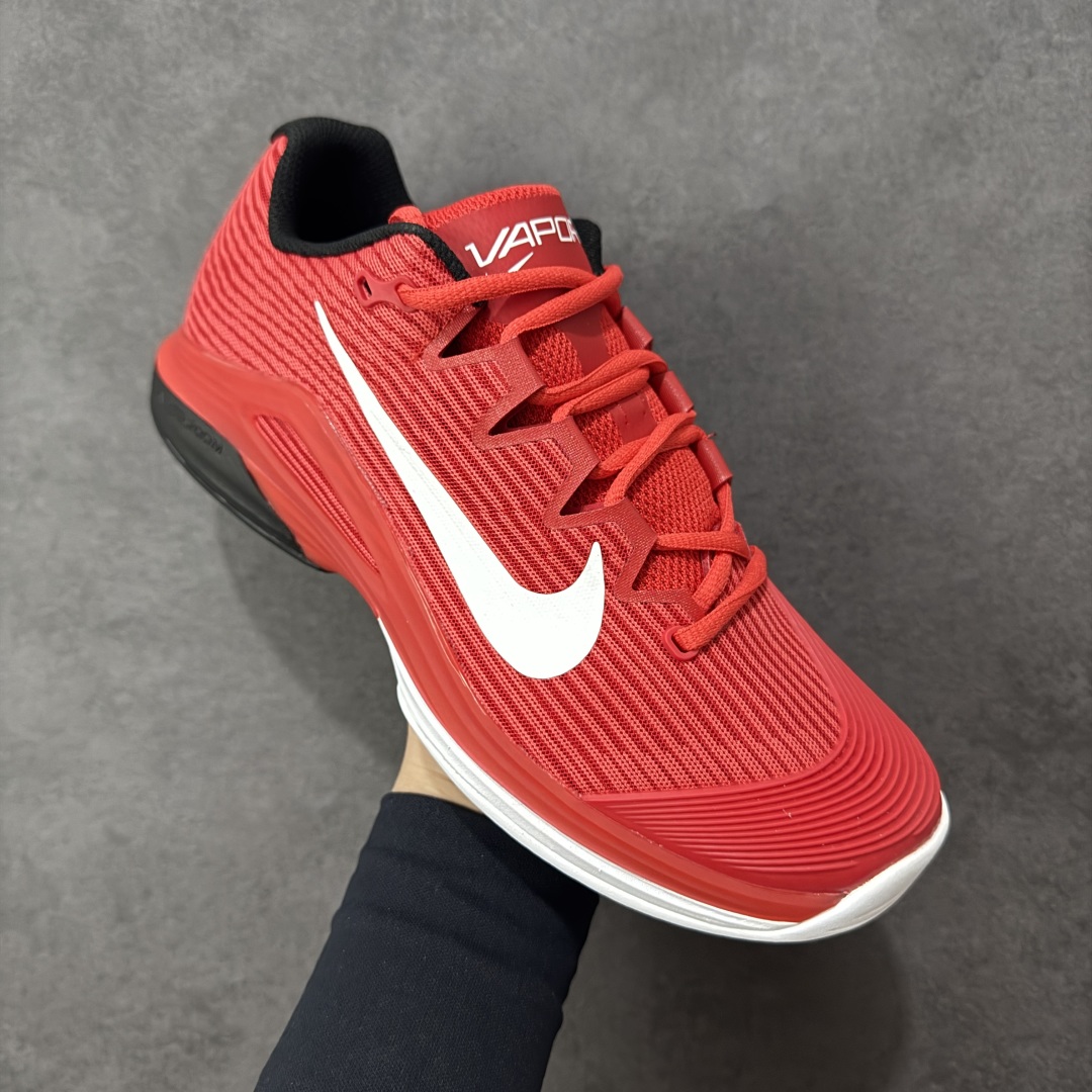 图片[3]-【外贸版】Nike Zoom Vapor 12 HC 舒适 低帮 网球鞋 FV5552-600 郑钦文同款上脚 网球实战必穿款 颜值与实用性兼具 轻质网眼鞋面，透气又轻盈 Air Zoom 缓震配置超给力，击球冲击能有效吸收，缓震回弹超舒适，启动反馈也很赞。 鞋身流线型设计，减少空气阻力，灵活性拉满 鞋底橡胶耐磨，硬地抓地力强，多方向人字纹，急停、变向都稳 中足锁定稳，侧向支撑靠谱，鞋楦贴合度适中，打球时脚在鞋里不乱晃，能专注赢球 简约设计适配多种风格，运动与日常场景无缝切换 轻量化与透气性 网面材质减轻重量，长时间穿着舒适 尺码：36-47-选品中心