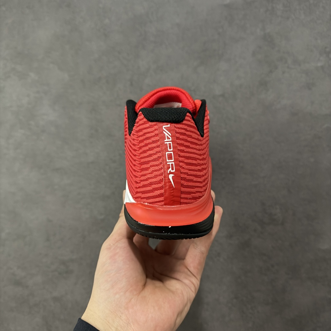 图片[4]-【外贸版】Nike Zoom Vapor 12 HC 舒适 低帮 网球鞋 FV5552-600 郑钦文同款上脚 网球实战必穿款 颜值与实用性兼具 轻质网眼鞋面，透气又轻盈 Air Zoom 缓震配置超给力，击球冲击能有效吸收，缓震回弹超舒适，启动反馈也很赞。 鞋身流线型设计，减少空气阻力，灵活性拉满 鞋底橡胶耐磨，硬地抓地力强，多方向人字纹，急停、变向都稳 中足锁定稳，侧向支撑靠谱，鞋楦贴合度适中，打球时脚在鞋里不乱晃，能专注赢球 简约设计适配多种风格，运动与日常场景无缝切换 轻量化与透气性 网面材质减轻重量，长时间穿着舒适 尺码：36-47-选品中心