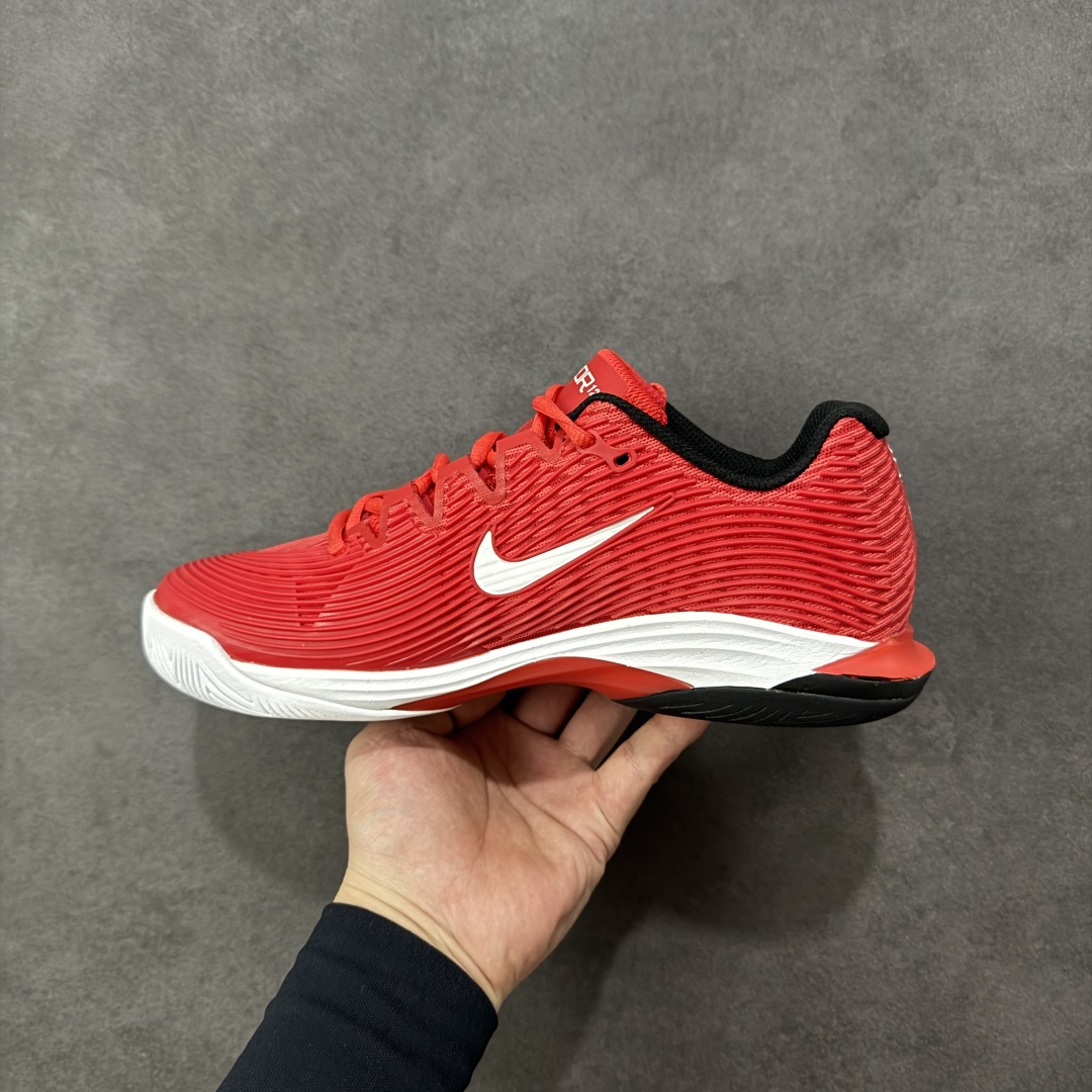 图片[2]-【外贸版】Nike Zoom Vapor 12 HC 舒适 低帮 网球鞋 FV5552-600 郑钦文同款上脚 网球实战必穿款 颜值与实用性兼具 轻质网眼鞋面，透气又轻盈 Air Zoom 缓震配置超给力，击球冲击能有效吸收，缓震回弹超舒适，启动反馈也很赞。 鞋身流线型设计，减少空气阻力，灵活性拉满 鞋底橡胶耐磨，硬地抓地力强，多方向人字纹，急停、变向都稳 中足锁定稳，侧向支撑靠谱，鞋楦贴合度适中，打球时脚在鞋里不乱晃，能专注赢球 简约设计适配多种风格，运动与日常场景无缝切换 轻量化与透气性 网面材质减轻重量，长时间穿着舒适 尺码：36-47-选品中心