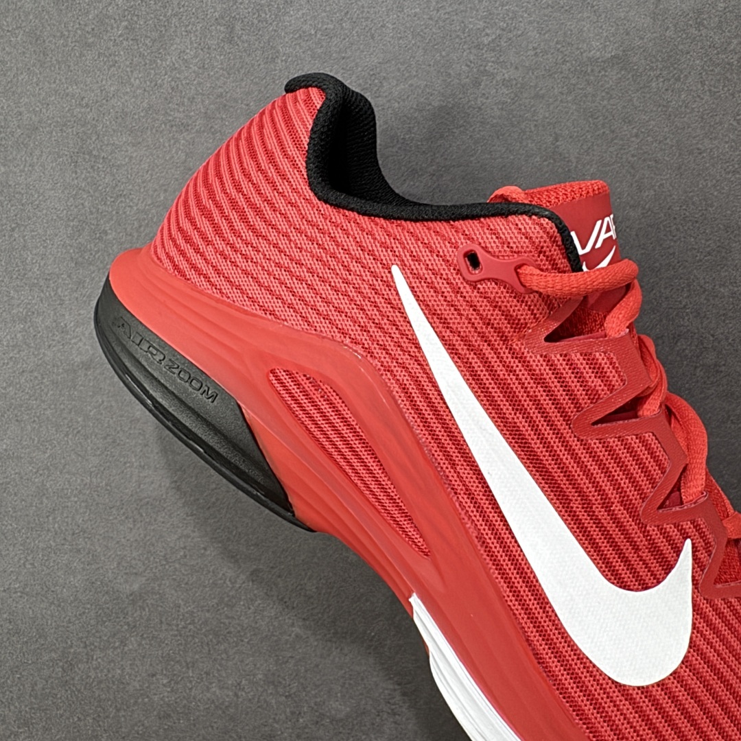 图片[6]-【外贸版】Nike Zoom Vapor 12 HC 舒适 低帮 网球鞋 FV5552-600 郑钦文同款上脚 网球实战必穿款 颜值与实用性兼具 轻质网眼鞋面，透气又轻盈 Air Zoom 缓震配置超给力，击球冲击能有效吸收，缓震回弹超舒适，启动反馈也很赞。 鞋身流线型设计，减少空气阻力，灵活性拉满 鞋底橡胶耐磨，硬地抓地力强，多方向人字纹，急停、变向都稳 中足锁定稳，侧向支撑靠谱，鞋楦贴合度适中，打球时脚在鞋里不乱晃，能专注赢球 简约设计适配多种风格，运动与日常场景无缝切换 轻量化与透气性 网面材质减轻重量，长时间穿着舒适 尺码：36-47-选品中心