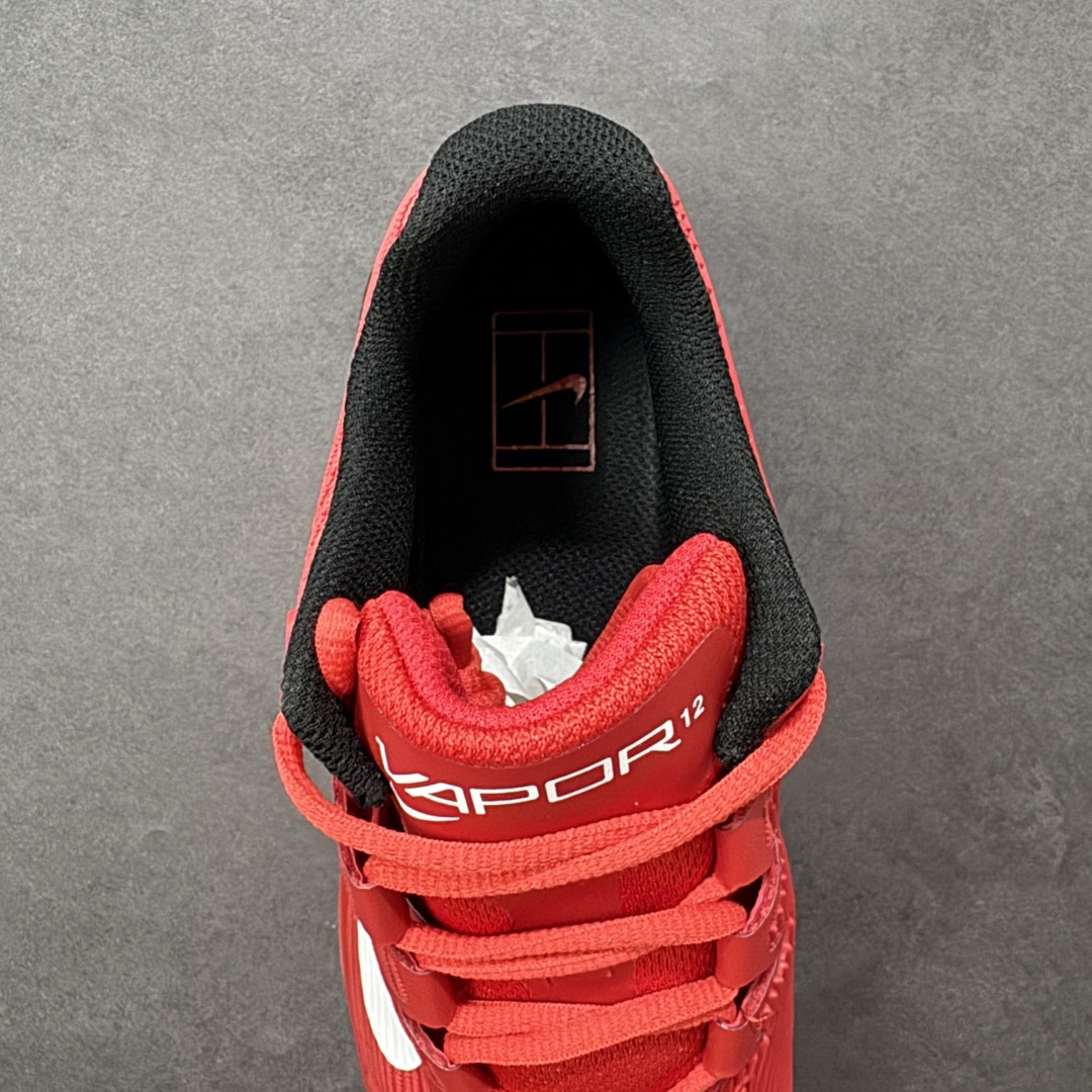 图片[7]-【外贸版】Nike Zoom Vapor 12 HC 舒适 低帮 网球鞋 FV5552-600 郑钦文同款上脚 网球实战必穿款 颜值与实用性兼具 轻质网眼鞋面，透气又轻盈 Air Zoom 缓震配置超给力，击球冲击能有效吸收，缓震回弹超舒适，启动反馈也很赞。 鞋身流线型设计，减少空气阻力，灵活性拉满 鞋底橡胶耐磨，硬地抓地力强，多方向人字纹，急停、变向都稳 中足锁定稳，侧向支撑靠谱，鞋楦贴合度适中，打球时脚在鞋里不乱晃，能专注赢球 简约设计适配多种风格，运动与日常场景无缝切换 轻量化与透气性 网面材质减轻重量，长时间穿着舒适 尺码：36-47-选品中心