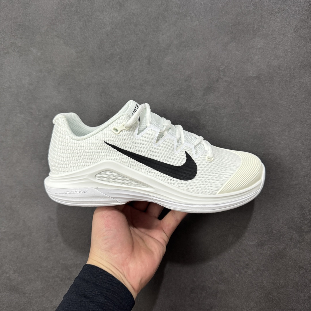 【外贸版】Nike Zoom Vapor 12 HC 舒适 低帮 网球鞋 FV5554-100 郑钦文同款上脚 网球实战必穿款 颜值与实用性兼具 轻质网眼鞋面，透气又轻盈 Air Zoom 缓震配置超给力，击球冲击能有效吸收，缓震回弹超舒适，启动反馈也很赞。 鞋身流线型设计，减少空气阻力，灵活性拉满 鞋底橡胶耐磨，硬地抓地力强，多方向人字纹，急停、变向都稳 中足锁定稳，侧向支撑靠谱，鞋楦贴合度适中，打球时脚在鞋里不乱晃，能专注赢球 简约设计适配多种风格，运动与日常场景无缝切换 轻量化与透气性 网面材质减轻重量，长时间穿着舒适 尺码：36-47-选品中心