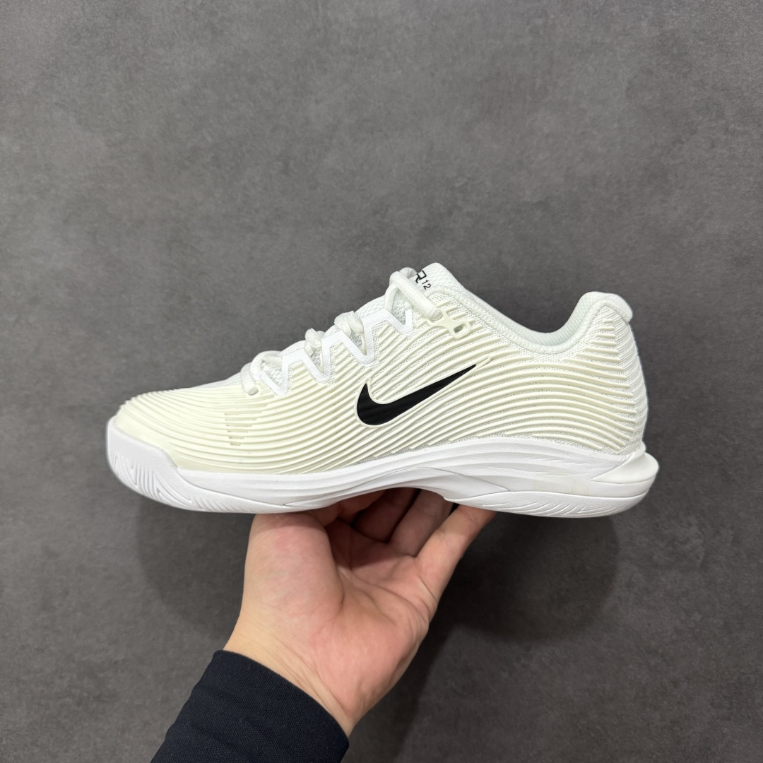 图片[2]-【外贸版】Nike Zoom Vapor 12 HC 舒适 低帮 网球鞋 FV5554-100 郑钦文同款上脚 网球实战必穿款 颜值与实用性兼具 轻质网眼鞋面，透气又轻盈 Air Zoom 缓震配置超给力，击球冲击能有效吸收，缓震回弹超舒适，启动反馈也很赞。 鞋身流线型设计，减少空气阻力，灵活性拉满 鞋底橡胶耐磨，硬地抓地力强，多方向人字纹，急停、变向都稳 中足锁定稳，侧向支撑靠谱，鞋楦贴合度适中，打球时脚在鞋里不乱晃，能专注赢球 简约设计适配多种风格，运动与日常场景无缝切换 轻量化与透气性 网面材质减轻重量，长时间穿着舒适 尺码：36-47-选品中心