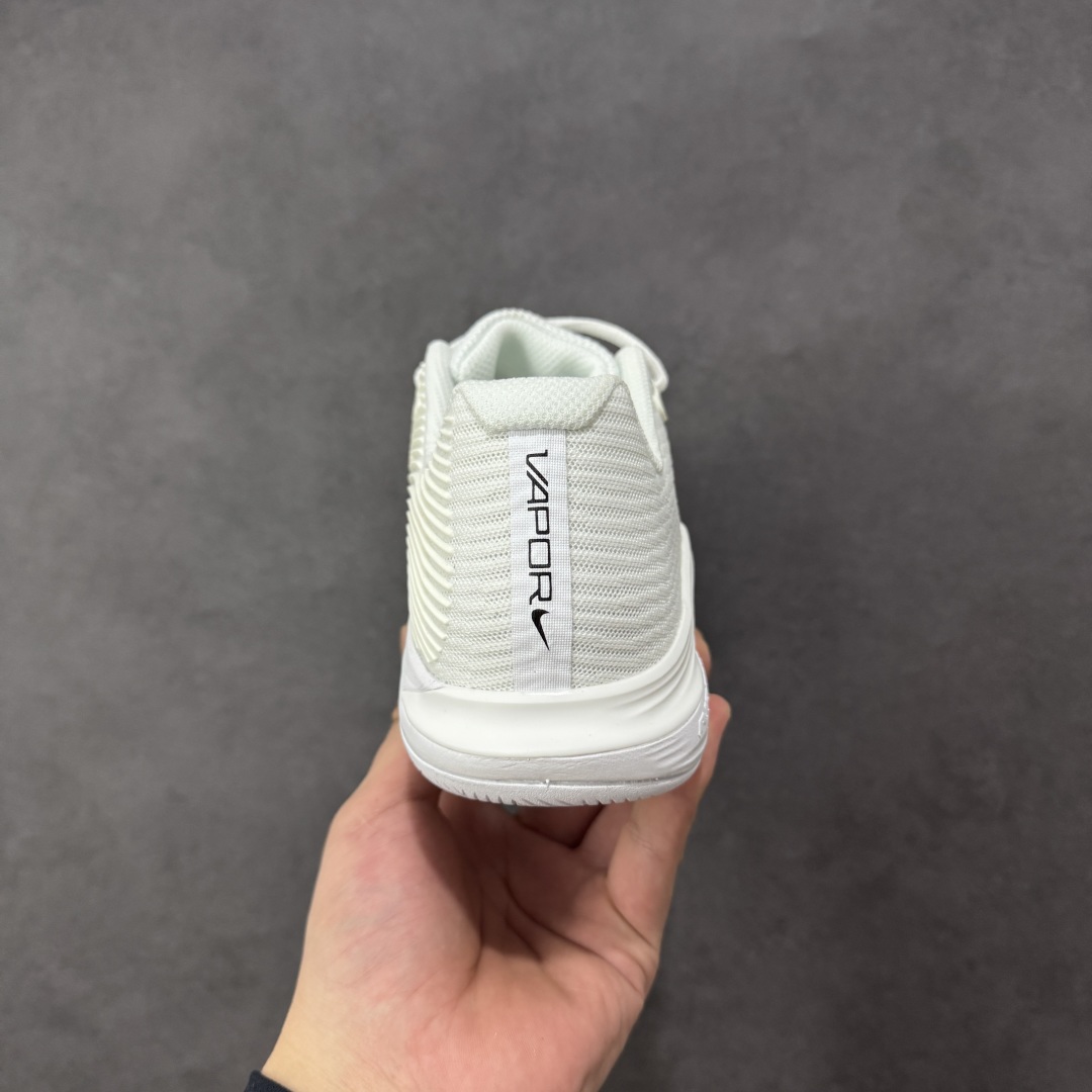 图片[4]-【外贸版】Nike Zoom Vapor 12 HC 舒适 低帮 网球鞋 FV5554-100 郑钦文同款上脚 网球实战必穿款 颜值与实用性兼具 轻质网眼鞋面，透气又轻盈 Air Zoom 缓震配置超给力，击球冲击能有效吸收，缓震回弹超舒适，启动反馈也很赞。 鞋身流线型设计，减少空气阻力，灵活性拉满 鞋底橡胶耐磨，硬地抓地力强，多方向人字纹，急停、变向都稳 中足锁定稳，侧向支撑靠谱，鞋楦贴合度适中，打球时脚在鞋里不乱晃，能专注赢球 简约设计适配多种风格，运动与日常场景无缝切换 轻量化与透气性 网面材质减轻重量，长时间穿着舒适 尺码：36-47-选品中心