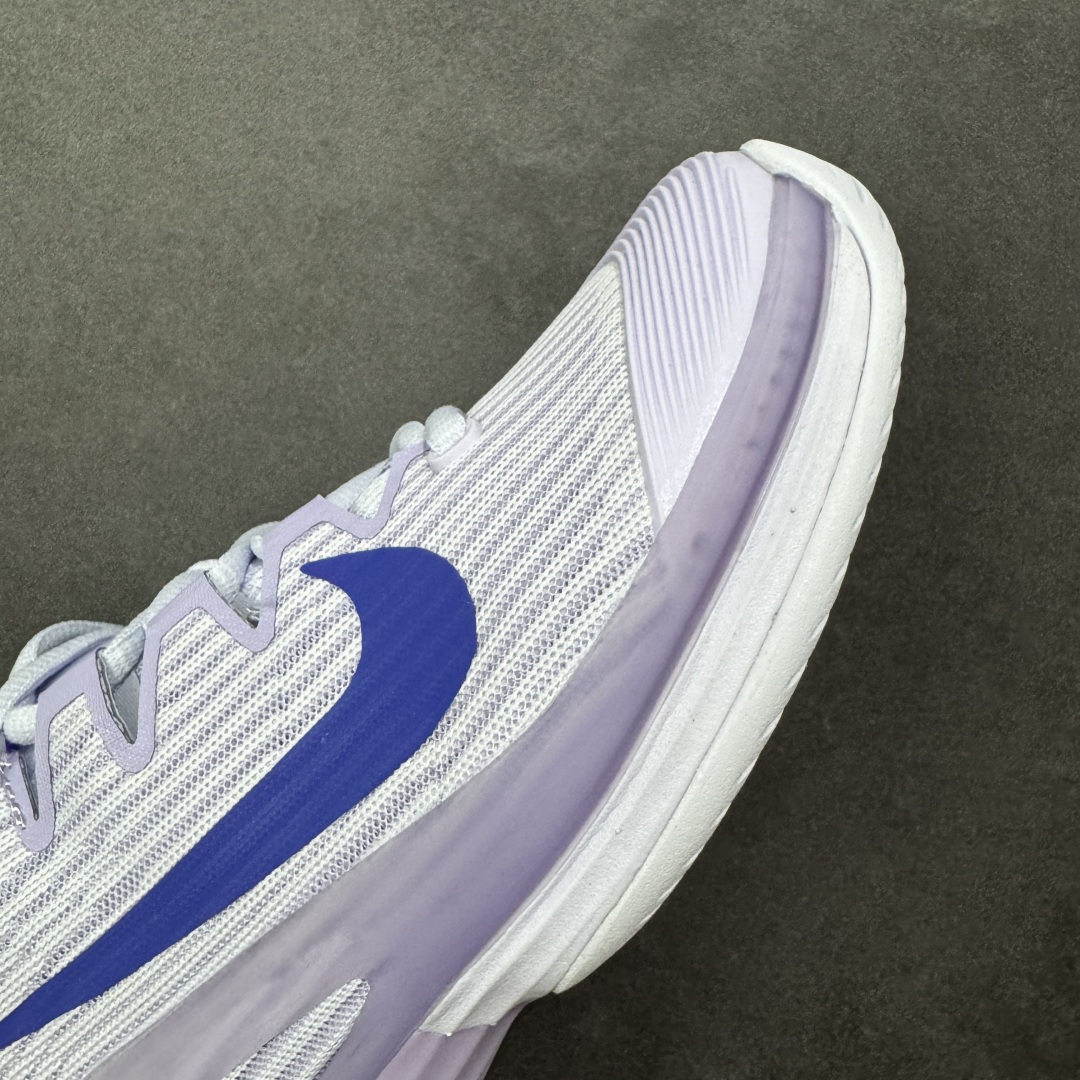 图片[5]-【外贸版】Nike Zoom Vapor 12 HC 舒适 低帮 网球鞋 FV5554-500 郑钦文同款上脚 网球实战必穿款 颜值与实用性兼具 轻质网眼鞋面，透气又轻盈 Air Zoom 缓震配置超给力，击球冲击能有效吸收，缓震回弹超舒适，启动反馈也很赞。 鞋身流线型设计，减少空气阻力，灵活性拉满 鞋底橡胶耐磨，硬地抓地力强，多方向人字纹，急停、变向都稳 中足锁定稳，侧向支撑靠谱，鞋楦贴合度适中，打球时脚在鞋里不乱晃，能专注赢球 简约设计适配多种风格，运动与日常场景无缝切换 轻量化与透气性 网面材质减轻重量，长时间穿着舒适 尺码：36-47-选品中心