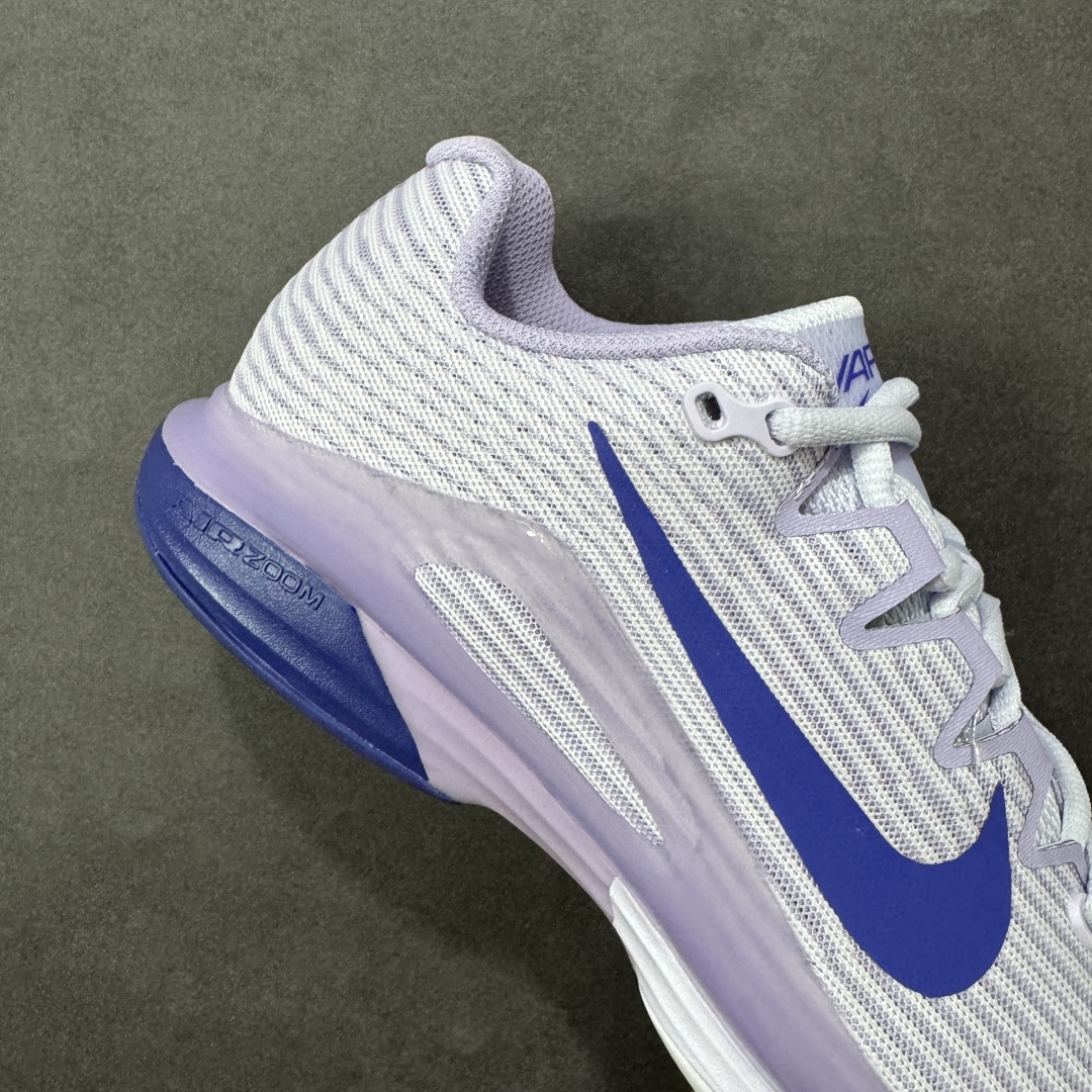 图片[6]-【外贸版】Nike Zoom Vapor 12 HC 舒适 低帮 网球鞋 FV5554-500 郑钦文同款上脚 网球实战必穿款 颜值与实用性兼具 轻质网眼鞋面，透气又轻盈 Air Zoom 缓震配置超给力，击球冲击能有效吸收，缓震回弹超舒适，启动反馈也很赞。 鞋身流线型设计，减少空气阻力，灵活性拉满 鞋底橡胶耐磨，硬地抓地力强，多方向人字纹，急停、变向都稳 中足锁定稳，侧向支撑靠谱，鞋楦贴合度适中，打球时脚在鞋里不乱晃，能专注赢球 简约设计适配多种风格，运动与日常场景无缝切换 轻量化与透气性 网面材质减轻重量，长时间穿着舒适 尺码：36-47-选品中心