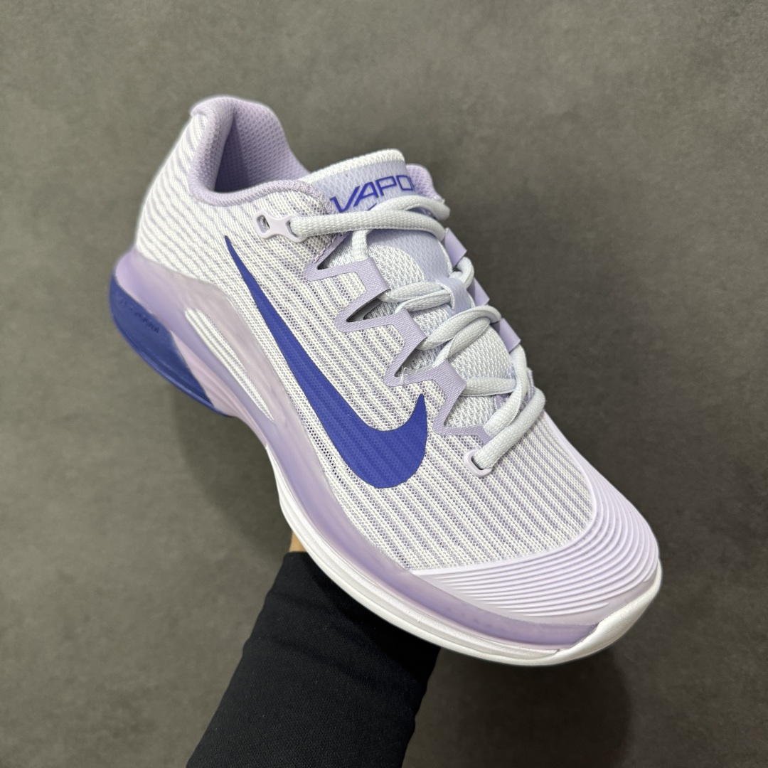 图片[3]-【外贸版】Nike Zoom Vapor 12 HC 舒适 低帮 网球鞋 FV5554-500 郑钦文同款上脚 网球实战必穿款 颜值与实用性兼具 轻质网眼鞋面，透气又轻盈 Air Zoom 缓震配置超给力，击球冲击能有效吸收，缓震回弹超舒适，启动反馈也很赞。 鞋身流线型设计，减少空气阻力，灵活性拉满 鞋底橡胶耐磨，硬地抓地力强，多方向人字纹，急停、变向都稳 中足锁定稳，侧向支撑靠谱，鞋楦贴合度适中，打球时脚在鞋里不乱晃，能专注赢球 简约设计适配多种风格，运动与日常场景无缝切换 轻量化与透气性 网面材质减轻重量，长时间穿着舒适 尺码：36-47-选品中心