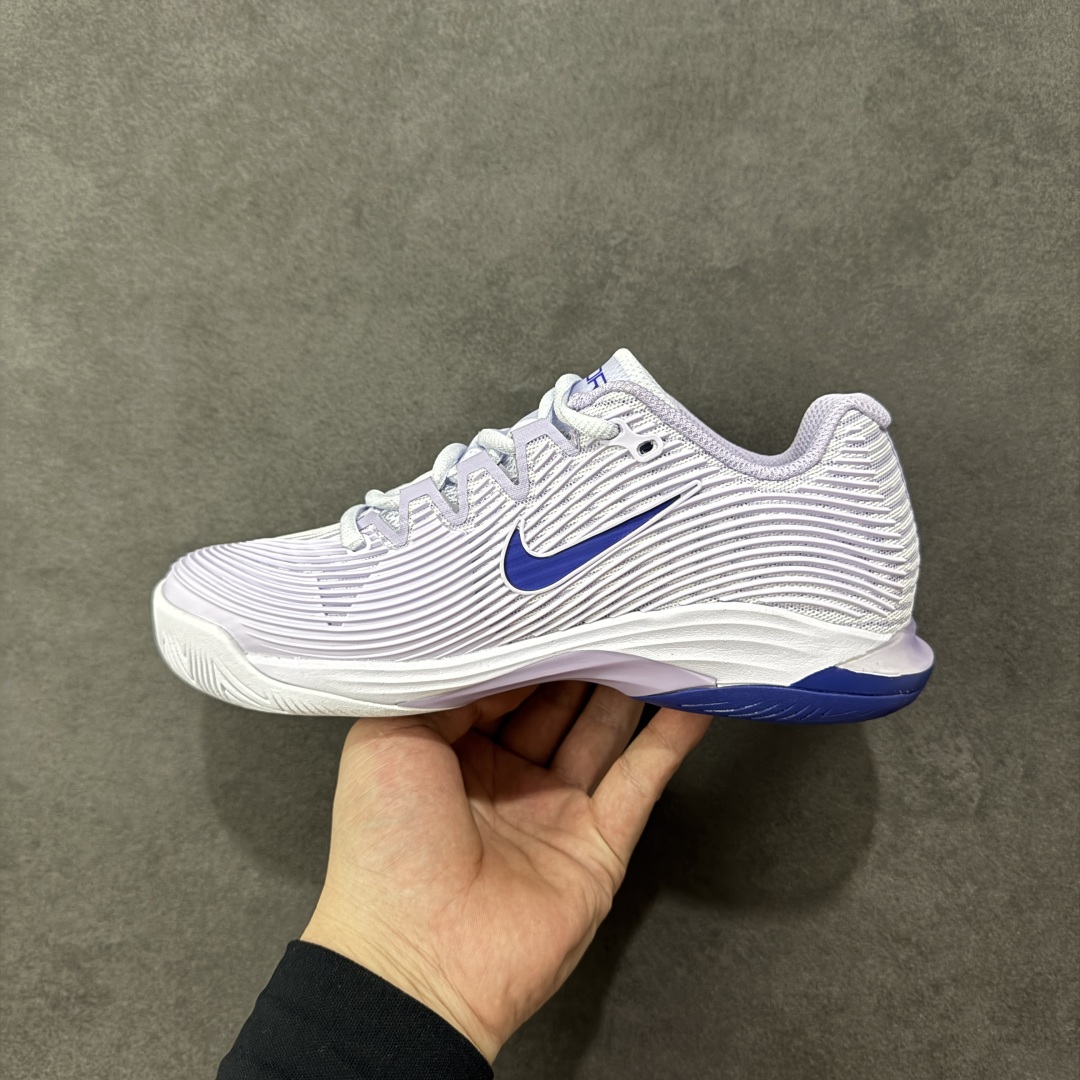 图片[2]-【外贸版】Nike Zoom Vapor 12 HC 舒适 低帮 网球鞋 FV5554-500 郑钦文同款上脚 网球实战必穿款 颜值与实用性兼具 轻质网眼鞋面，透气又轻盈 Air Zoom 缓震配置超给力，击球冲击能有效吸收，缓震回弹超舒适，启动反馈也很赞。 鞋身流线型设计，减少空气阻力，灵活性拉满 鞋底橡胶耐磨，硬地抓地力强，多方向人字纹，急停、变向都稳 中足锁定稳，侧向支撑靠谱，鞋楦贴合度适中，打球时脚在鞋里不乱晃，能专注赢球 简约设计适配多种风格，运动与日常场景无缝切换 轻量化与透气性 网面材质减轻重量，长时间穿着舒适 尺码：36-47-选品中心