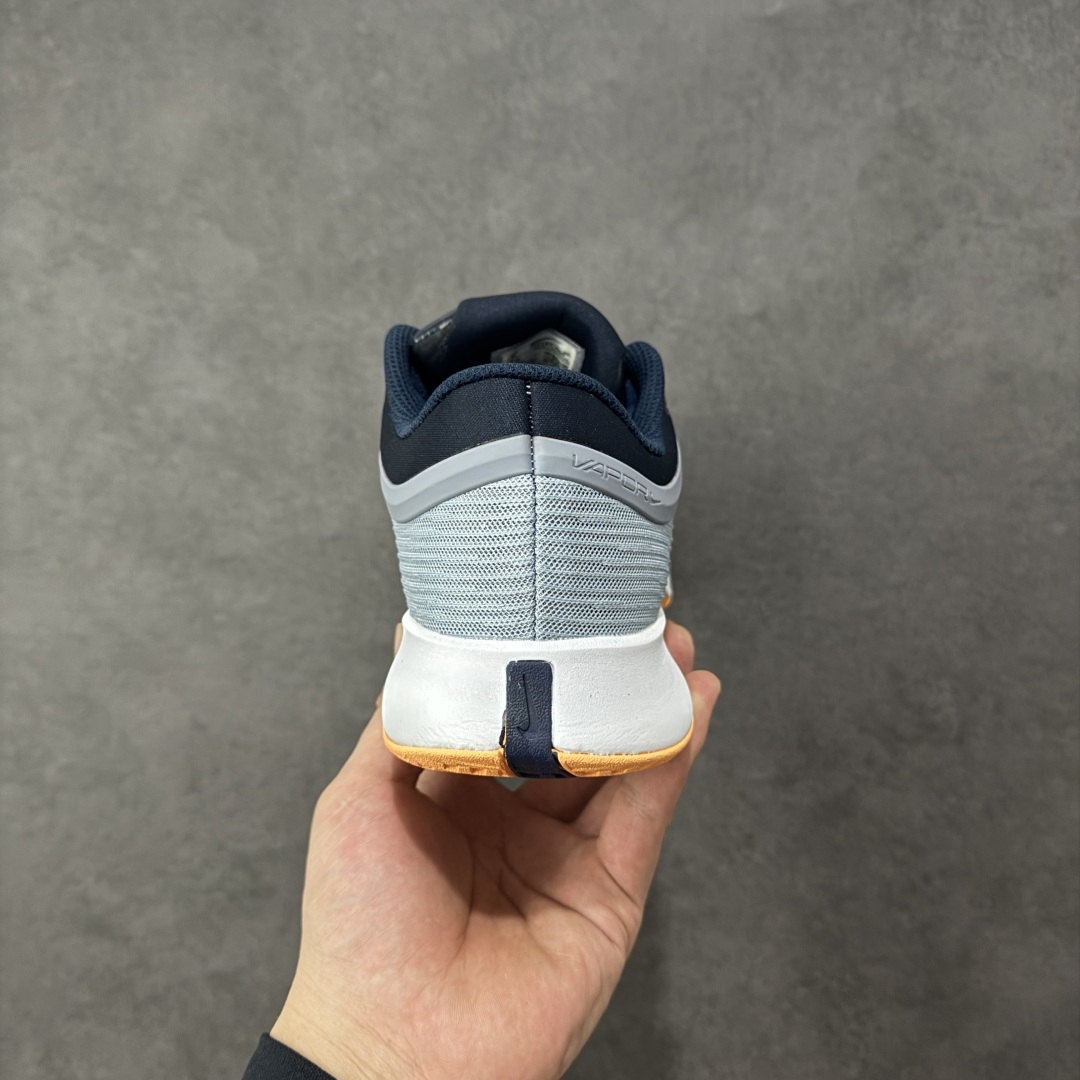 图片[4]-【外贸版】Nike Vapor Pro 3 Premium 简约时尚百搭经典 减震 低帮 网球鞋 FZ2161-400 颜值与实用性兼具 轻质网眼鞋面，透气又轻盈 Air Zoom 缓震配置超给力，击球冲击能有效吸收，缓震回弹超舒适，启动反馈也很赞。 鞋身流线型设计，减少空气阻力，灵活性拉满 鞋底橡胶耐磨，硬地抓地力强，多方向人字纹，急停、变向都稳 中足锁定稳，侧向支撑靠谱，鞋楦贴合度适中，打球时脚在鞋里不乱晃，能专注赢球 简约设计适配多种风格，运动与日常场景无缝切换 轻量化与透气性 网面材质减轻重量，长时间穿着舒适 尺码：36-47-选品中心