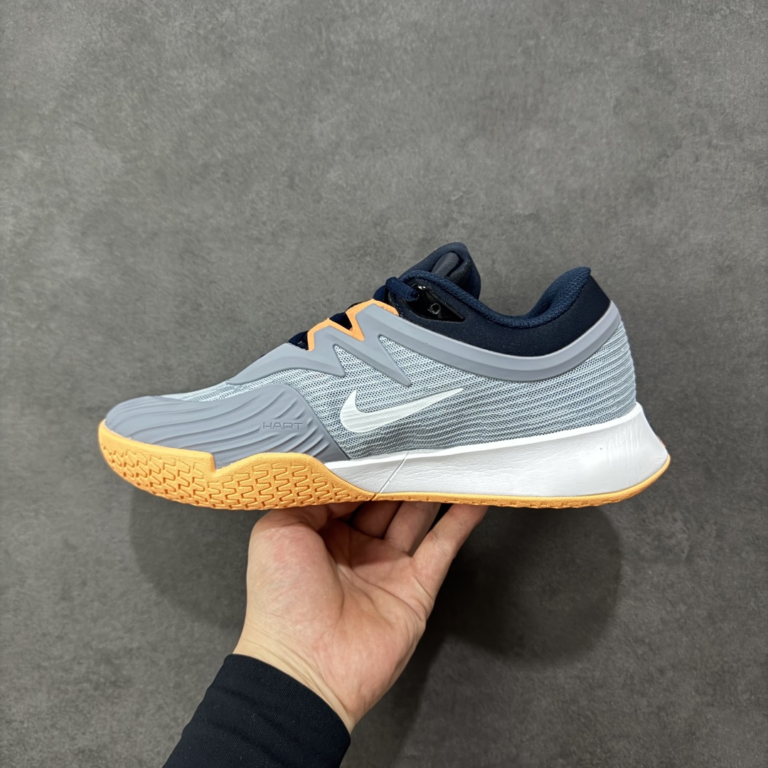 图片[2]-【外贸版】Nike Vapor Pro 3 Premium 简约时尚百搭经典 减震 低帮 网球鞋 FZ2161-400 颜值与实用性兼具 轻质网眼鞋面，透气又轻盈 Air Zoom 缓震配置超给力，击球冲击能有效吸收，缓震回弹超舒适，启动反馈也很赞。 鞋身流线型设计，减少空气阻力，灵活性拉满 鞋底橡胶耐磨，硬地抓地力强，多方向人字纹，急停、变向都稳 中足锁定稳，侧向支撑靠谱，鞋楦贴合度适中，打球时脚在鞋里不乱晃，能专注赢球 简约设计适配多种风格，运动与日常场景无缝切换 轻量化与透气性 网面材质减轻重量，长时间穿着舒适 尺码：36-47-选品中心