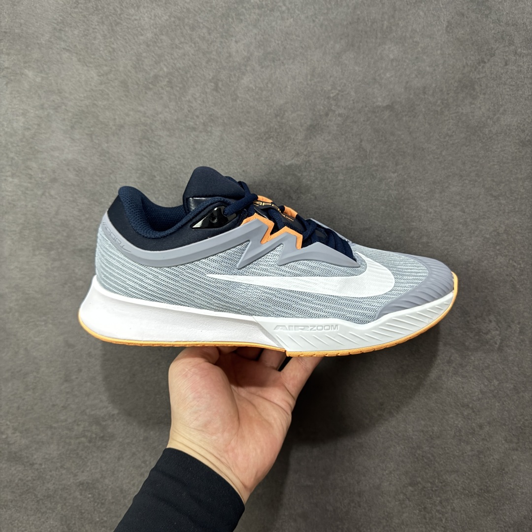 【外贸版】Nike Vapor Pro 3 Premium 简约时尚百搭经典 减震 低帮 网球鞋 FZ2161-400 颜值与实用性兼具 轻质网眼鞋面，透气又轻盈 Air Zoom 缓震配置超给力，击球冲击能有效吸收，缓震回弹超舒适，启动反馈也很赞。 鞋身流线型设计，减少空气阻力，灵活性拉满 鞋底橡胶耐磨，硬地抓地力强，多方向人字纹，急停、变向都稳 中足锁定稳，侧向支撑靠谱，鞋楦贴合度适中，打球时脚在鞋里不乱晃，能专注赢球 简约设计适配多种风格，运动与日常场景无缝切换 轻量化与透气性 网面材质减轻重量，长时间穿着舒适 尺码：36-47-选品中心