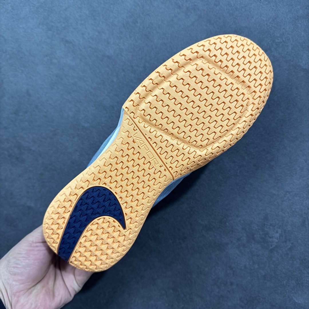 图片[9]-【外贸版】Nike Vapor Pro 3 Premium 简约时尚百搭经典 减震 低帮 网球鞋 FZ2161-400 颜值与实用性兼具 轻质网眼鞋面，透气又轻盈 Air Zoom 缓震配置超给力，击球冲击能有效吸收，缓震回弹超舒适，启动反馈也很赞。 鞋身流线型设计，减少空气阻力，灵活性拉满 鞋底橡胶耐磨，硬地抓地力强，多方向人字纹，急停、变向都稳 中足锁定稳，侧向支撑靠谱，鞋楦贴合度适中，打球时脚在鞋里不乱晃，能专注赢球 简约设计适配多种风格，运动与日常场景无缝切换 轻量化与透气性 网面材质减轻重量，长时间穿着舒适 尺码：36-47-选品中心
